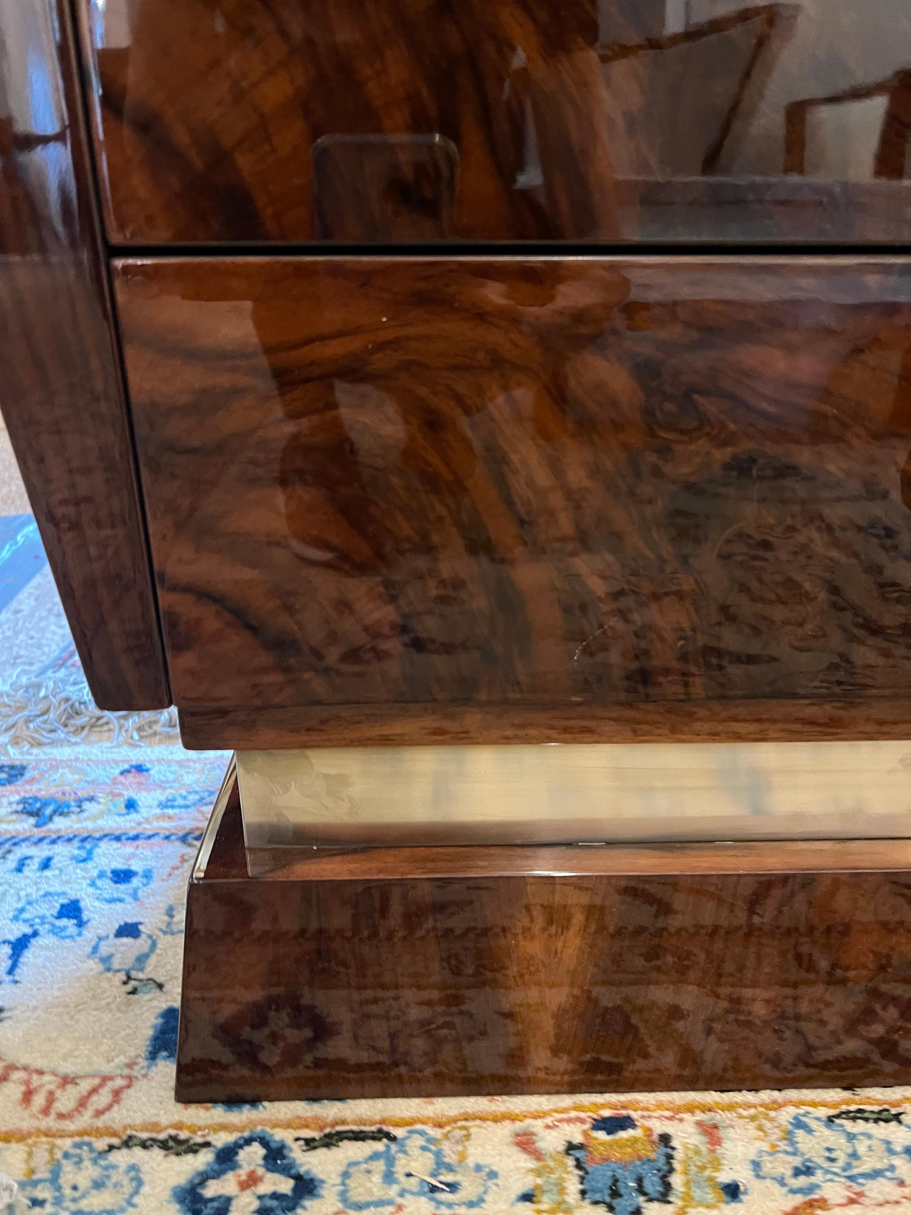 Art déco Commode Art Déco en noyer avec poignées en laiton en vente