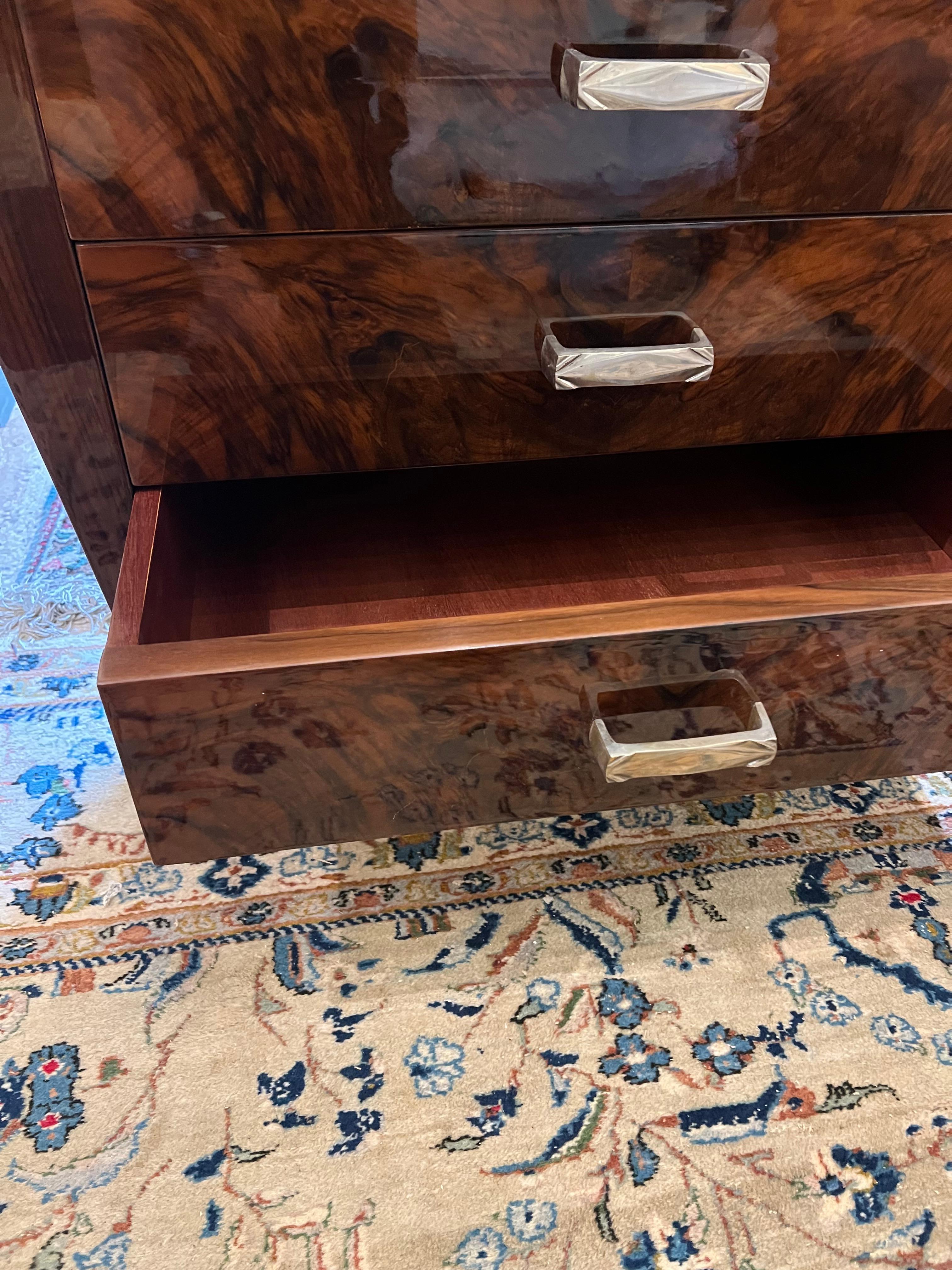 Français Commode Art Déco en noyer avec poignées en laiton en vente