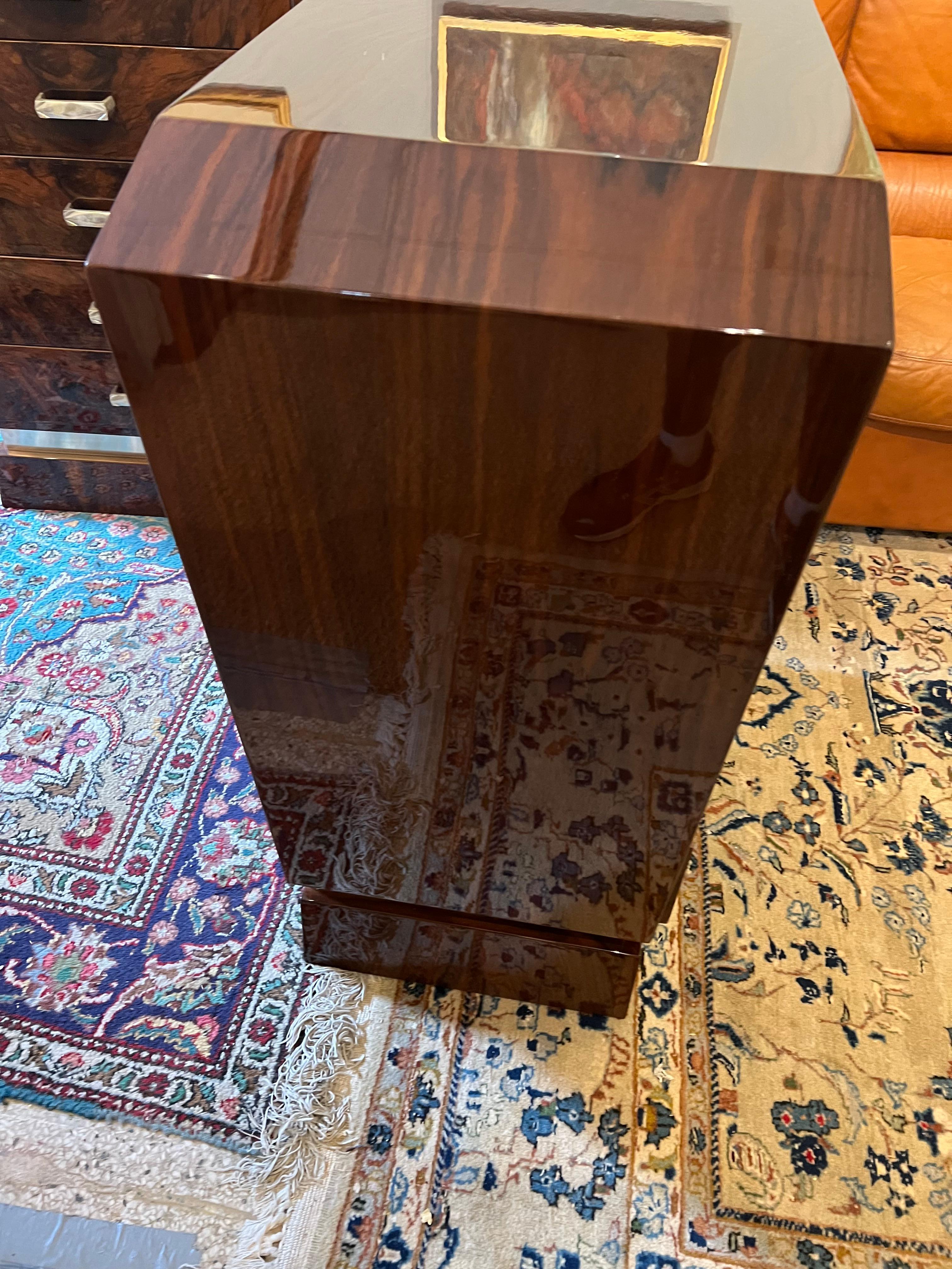 Commode Art Déco en noyer avec poignées en laiton Bon état - En vente à Houston, TX