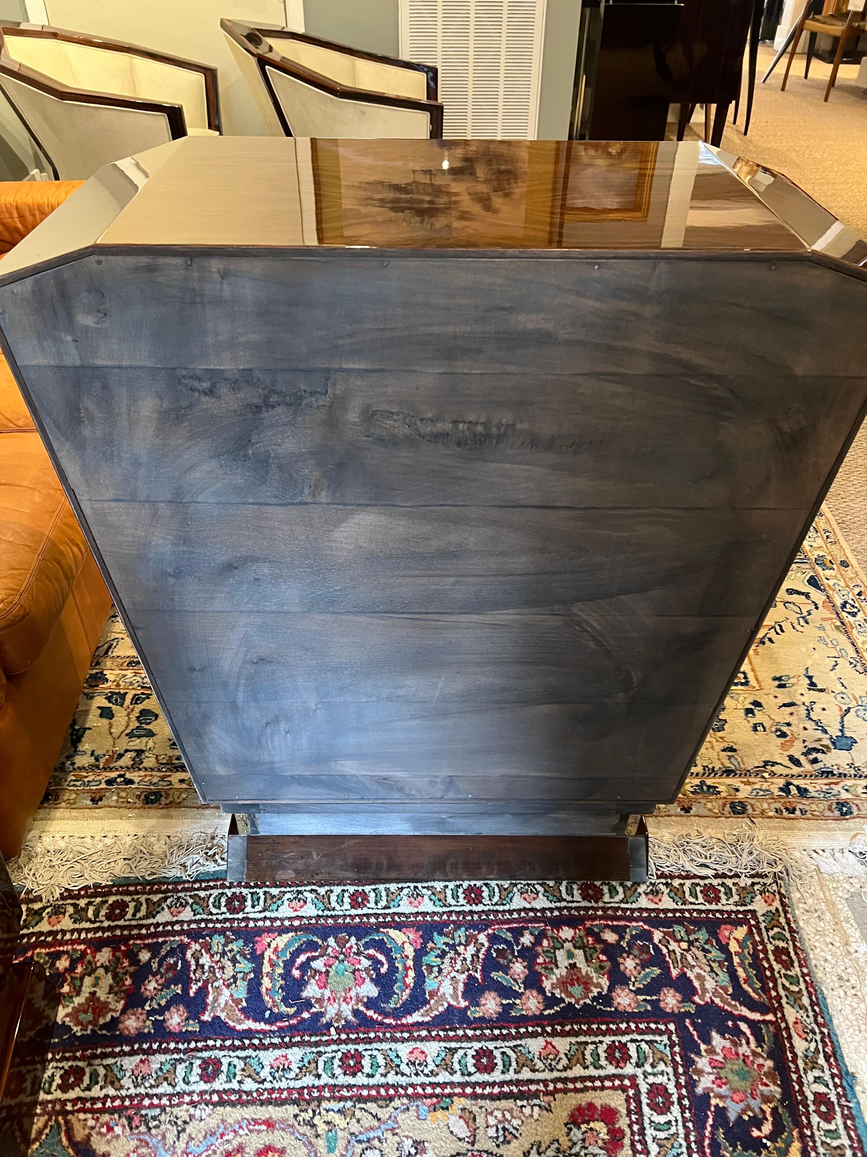Milieu du XXe siècle Commode Art Déco en noyer avec poignées en laiton en vente