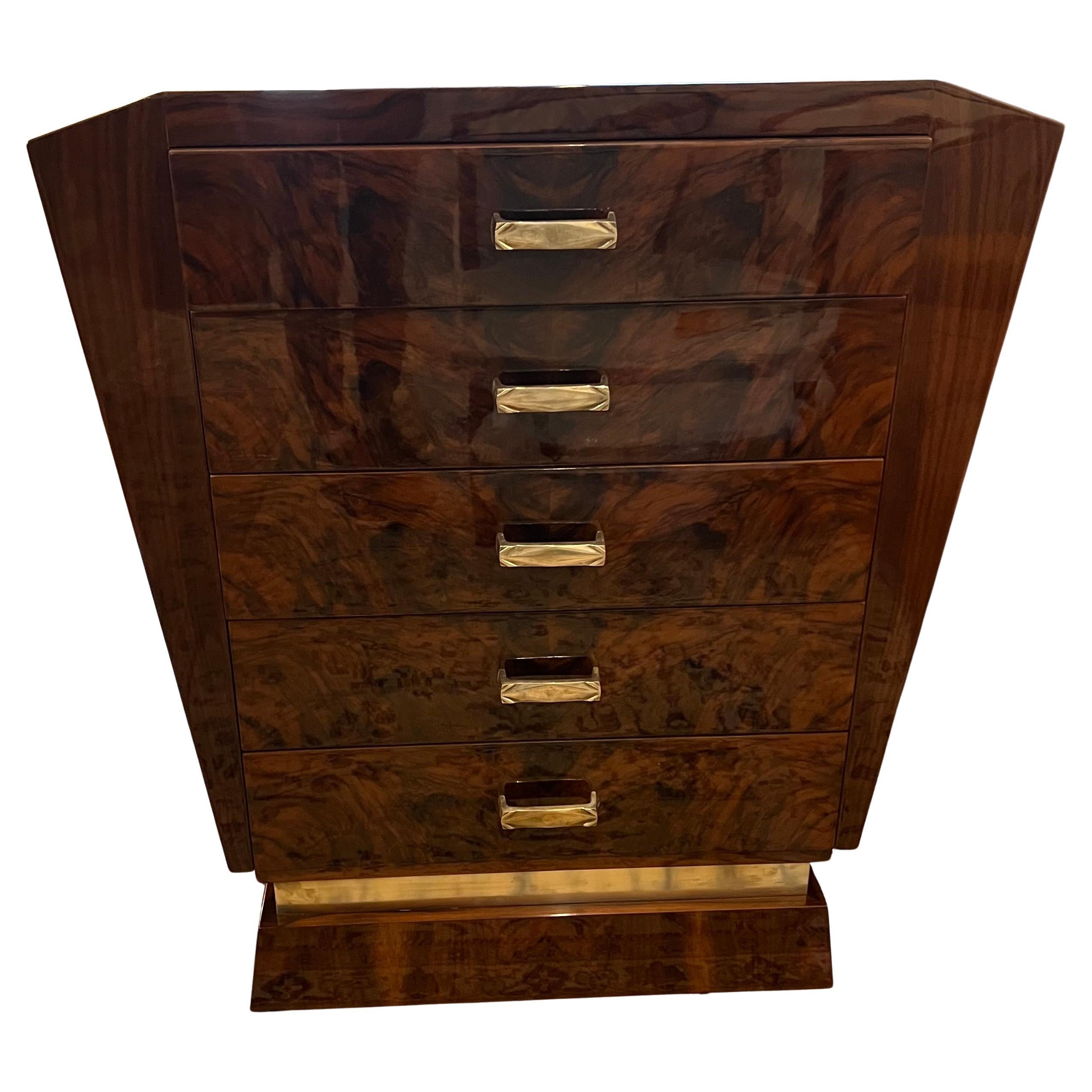 Commode Art Déco en noyer avec poignées en laiton