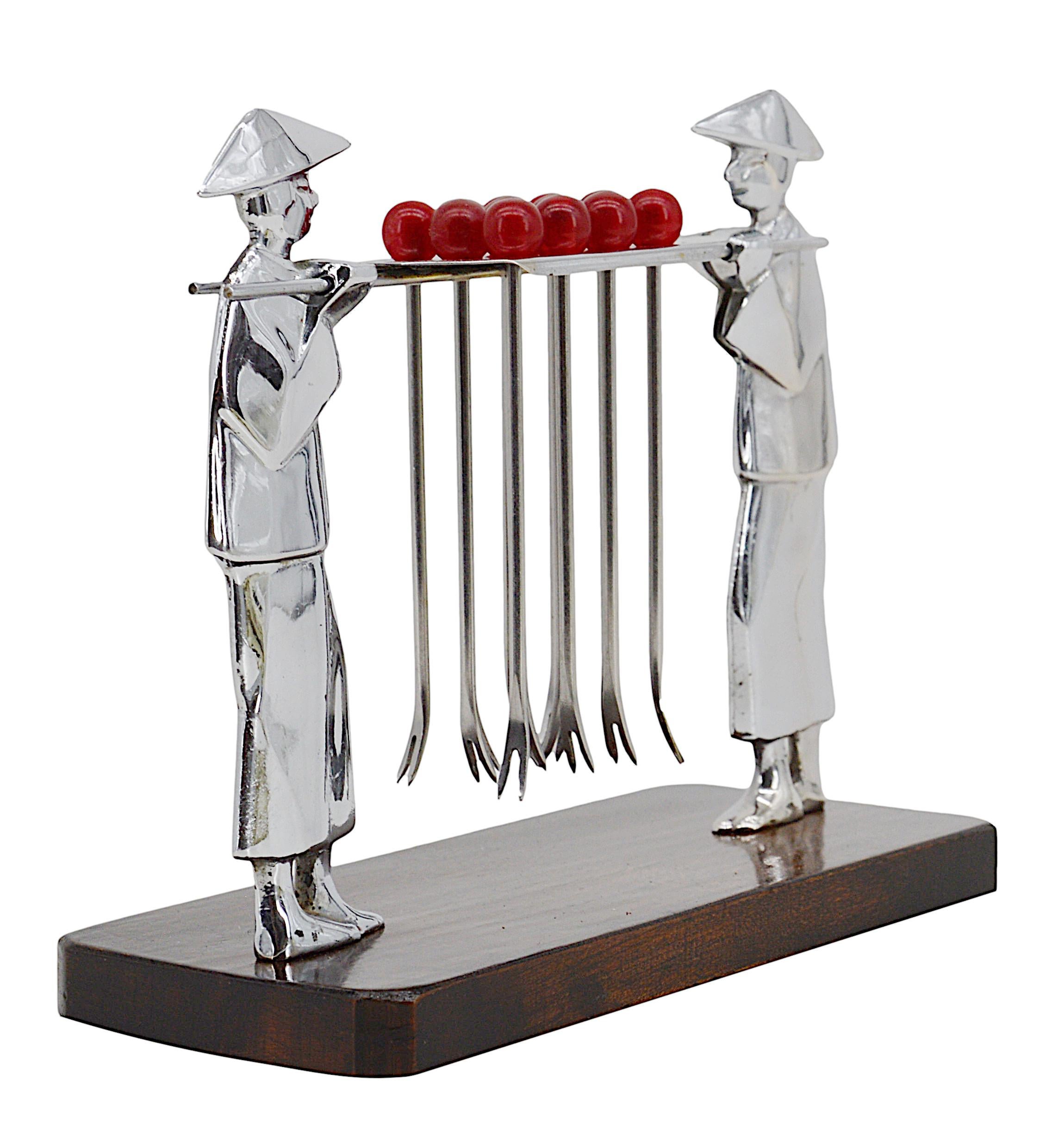 Satz von 12 französischen Art Deco Chinese Cocktail Picks, Frankreich, 1920er Jahre. Dieses exquisite Set enthält 12 authentische französische Art-Déco-Cocktailpicks, die vom chinesischen Design inspiriert sind und in den 1920er Jahren in Frankreich
