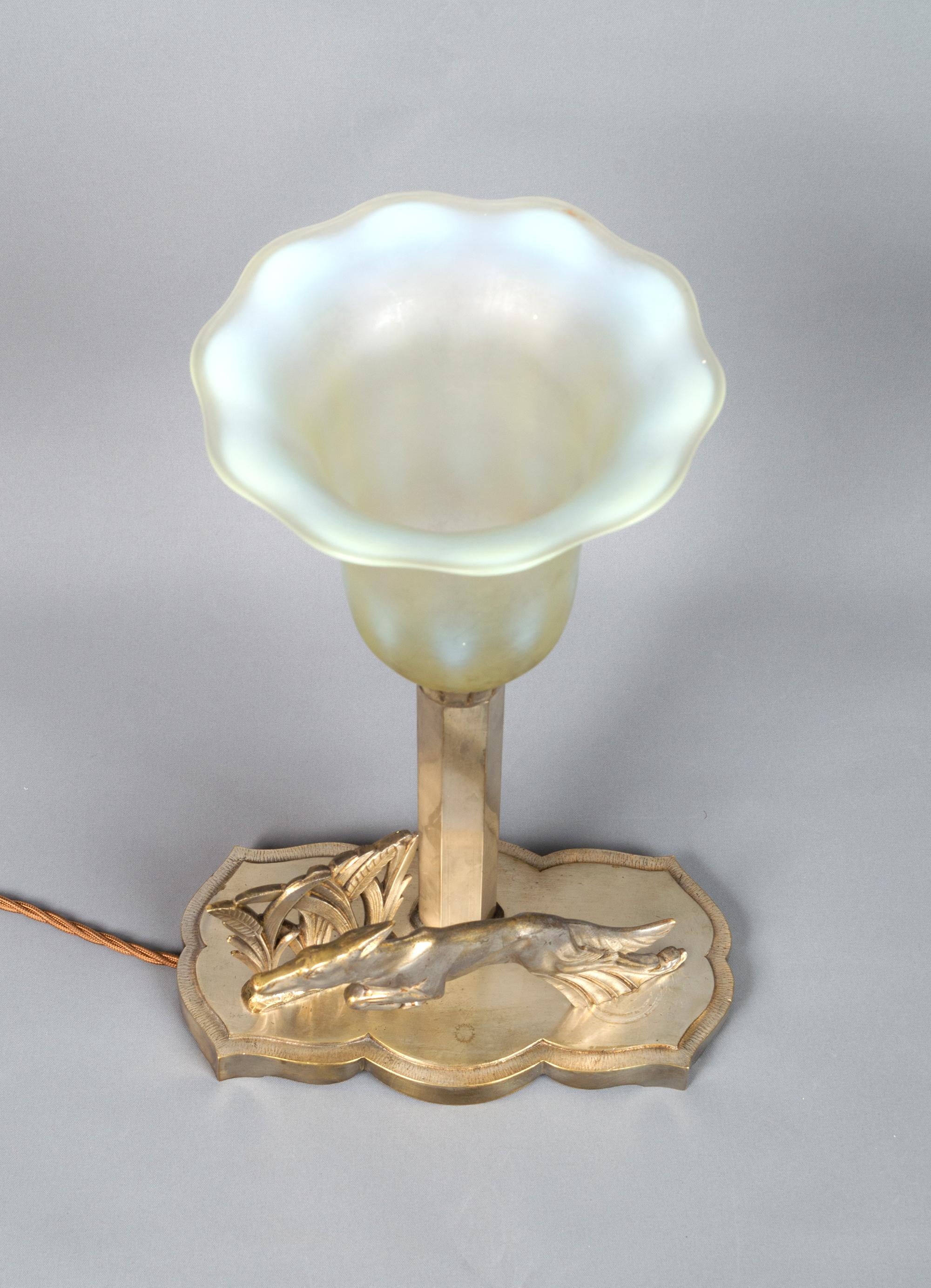 Milieu du XXe siècle Lampe de bureau Art Déco française en chrome et verre « Lengtering Hound », vers 1930 en vente