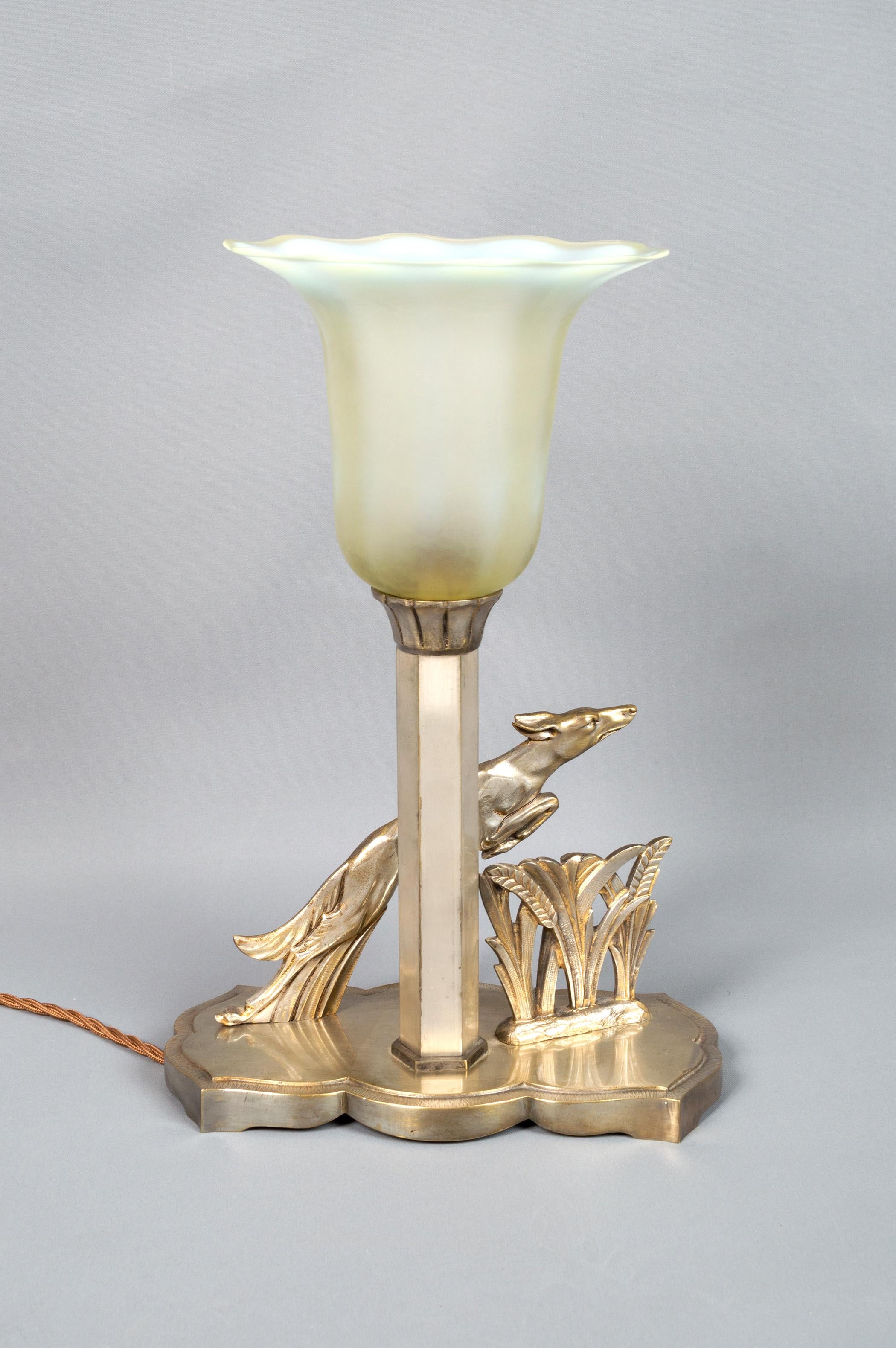 Verre Lampe de bureau Art Déco française en chrome et verre « Lengtering Hound », vers 1930 en vente