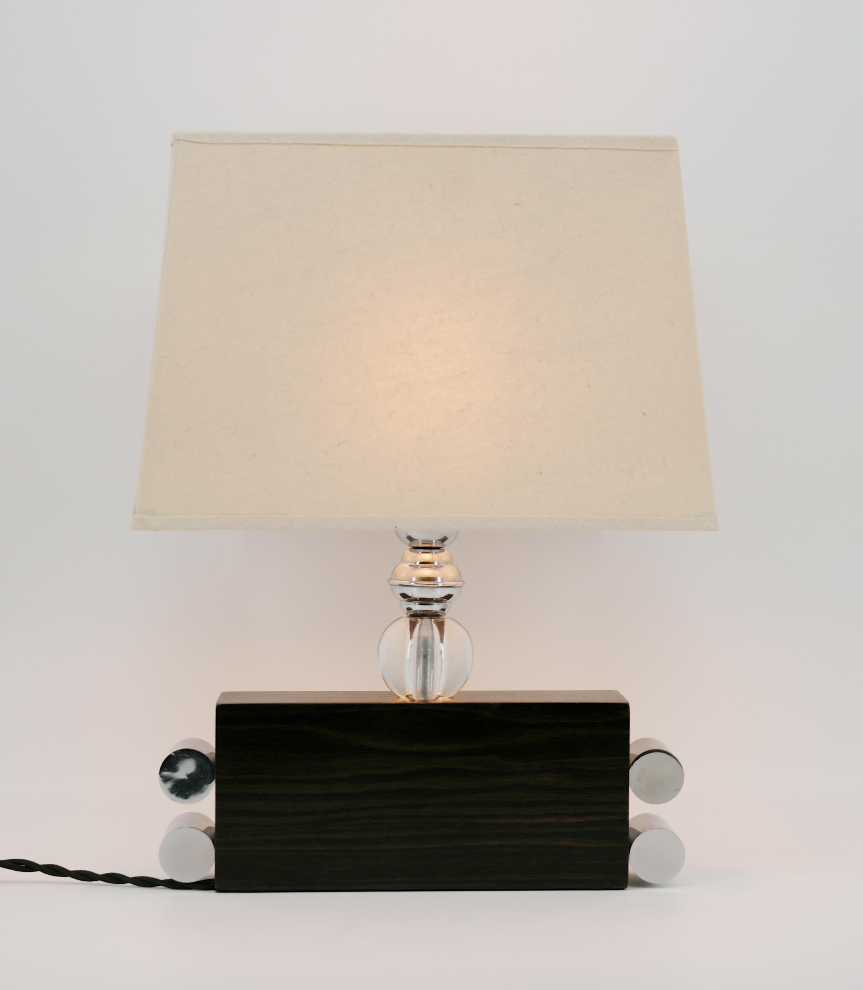 Lámpara de mesa francesa Art Déco de cromo y macasar, 1920 en venta 1