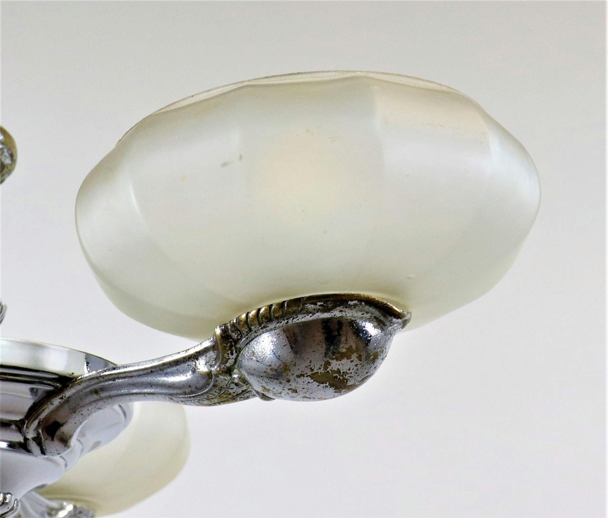 Lampadario francese Art Deco in ottone cromato con paralumi in vetro ecru smerigliato in vendita 2