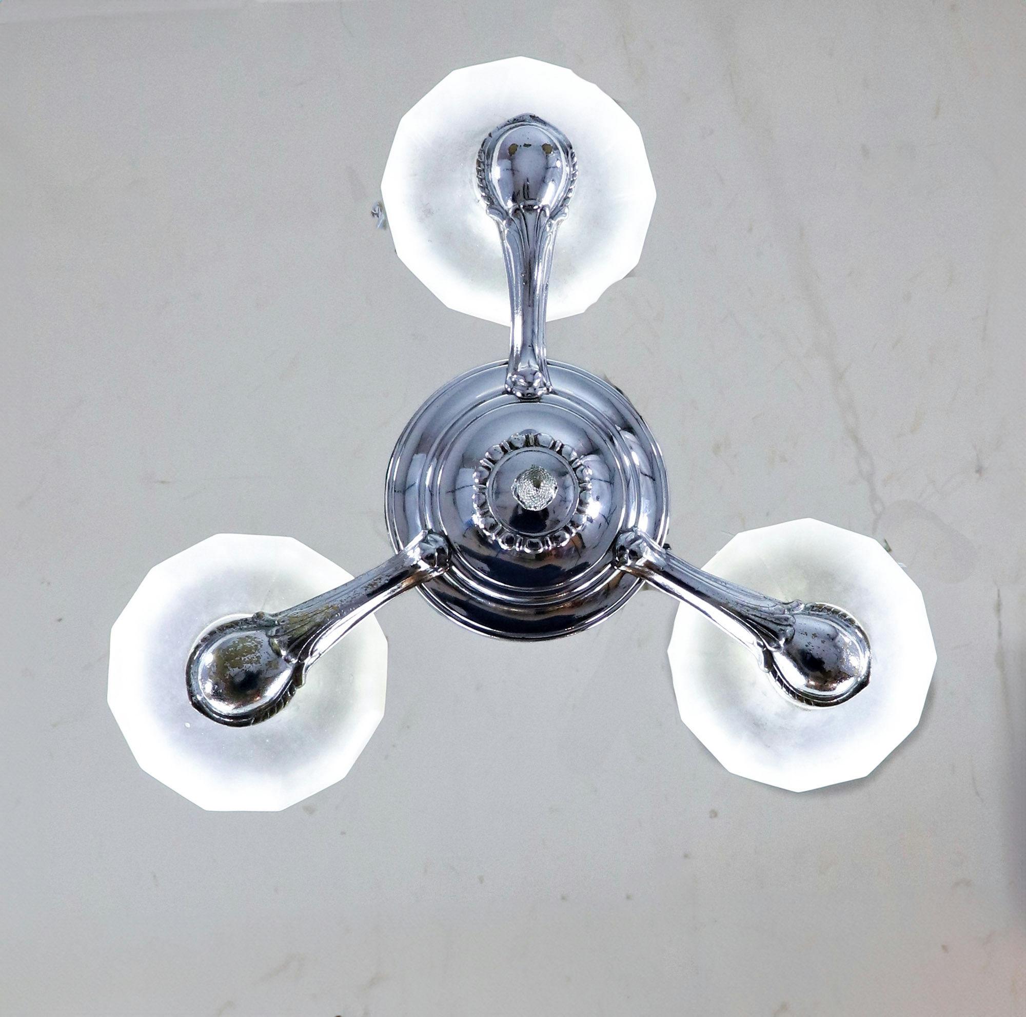 Lampadario francese Art Deco in ottone cromato con paralumi in vetro ecru smerigliato in vendita 3