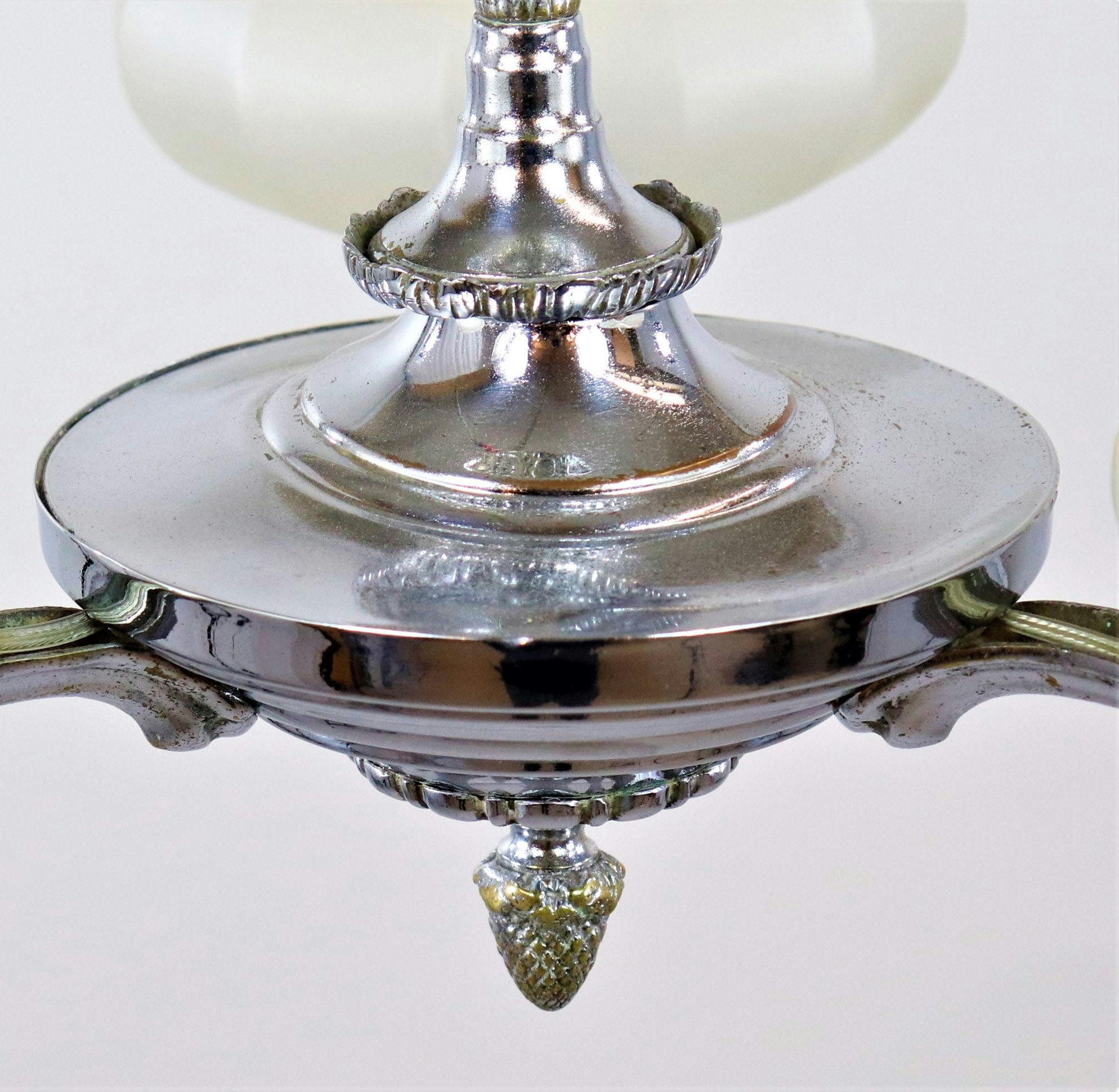 Lampadario francese Art Deco in ottone cromato con paralumi in vetro ecru smerigliato in vendita 4