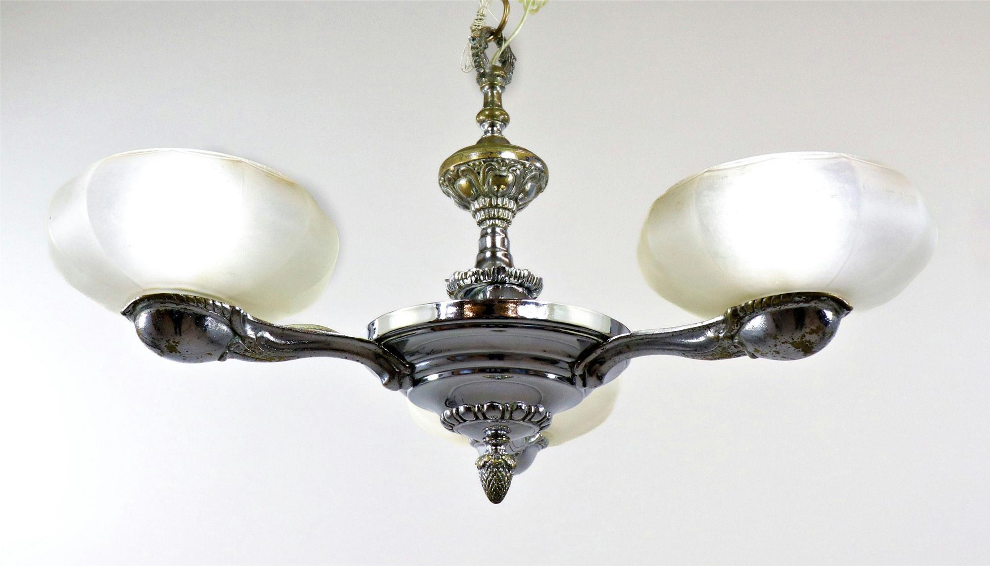 Lampadario francese Art Deco in ottone cromato con paralumi in vetro ecru smerigliato in vendita 5
