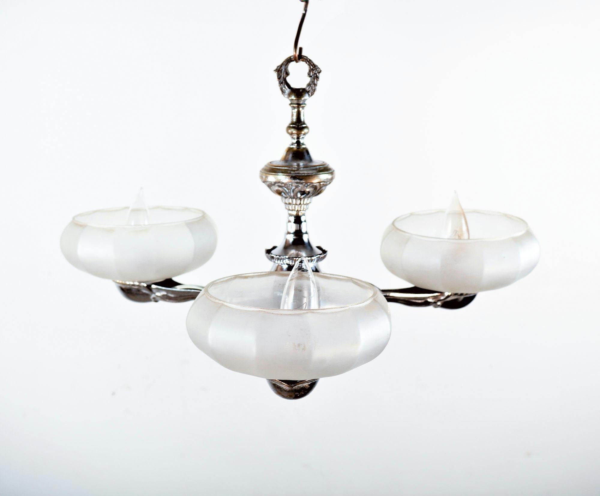 Lampadario francese Art Deco in ottone cromato con paralumi in vetro ecru smerigliato in vendita 6