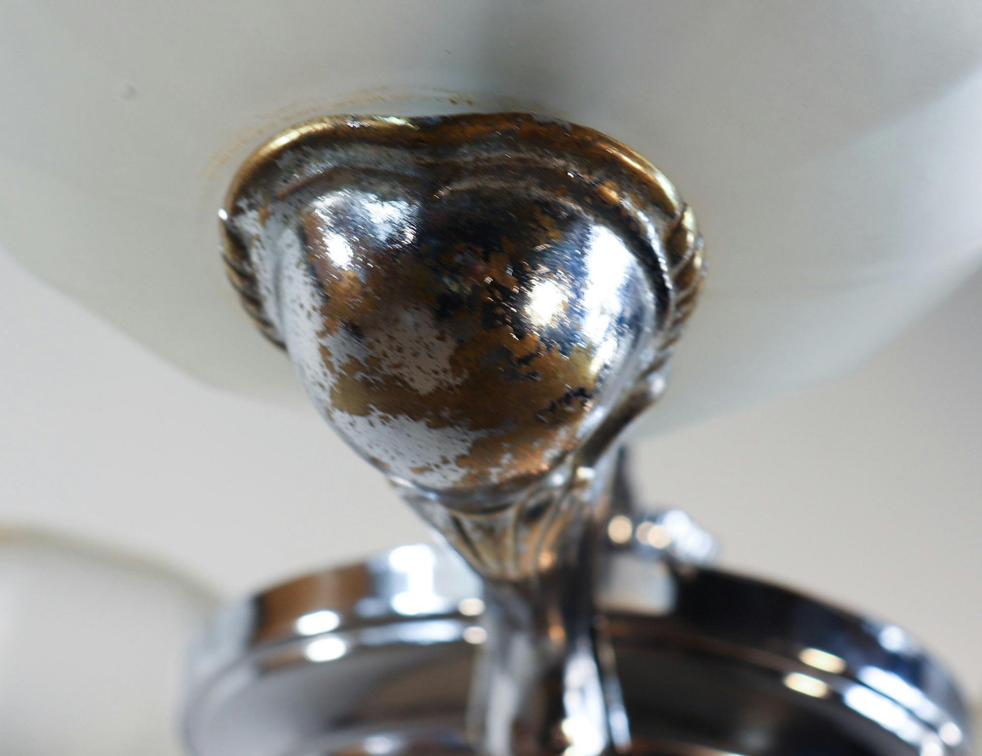 Lampadario francese Art Deco in ottone cromato con paralumi in vetro ecru smerigliato in vendita 7