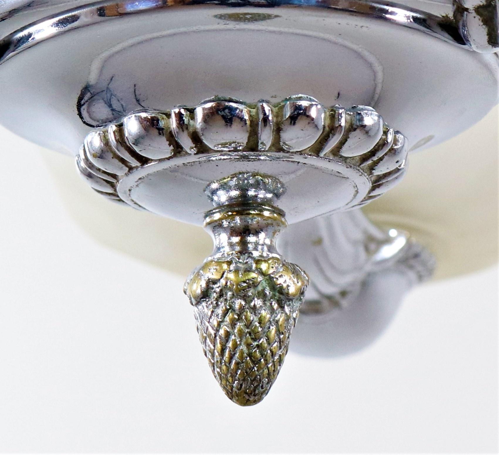 Lampadario francese Art Deco in ottone cromato con paralumi in vetro ecru smerigliato in vendita 8