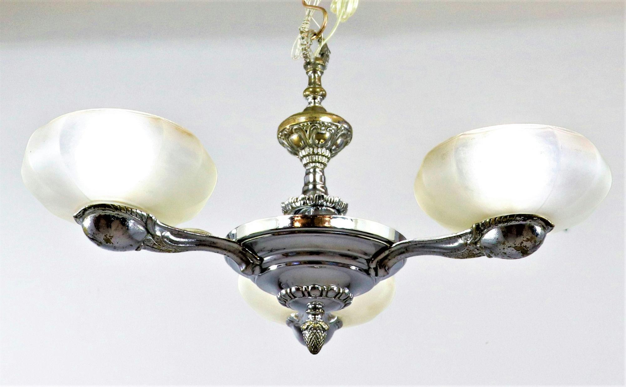 Art Déco Lampadario francese Art Deco in ottone cromato con paralumi in vetro ecru smerigliato in vendita