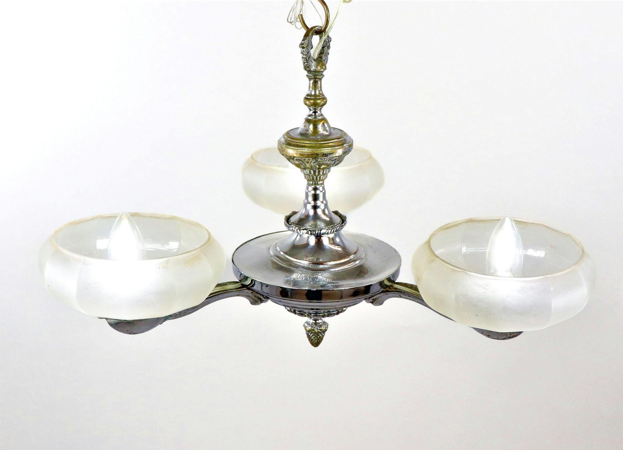 Francese Lampadario francese Art Deco in ottone cromato con paralumi in vetro ecru smerigliato in vendita