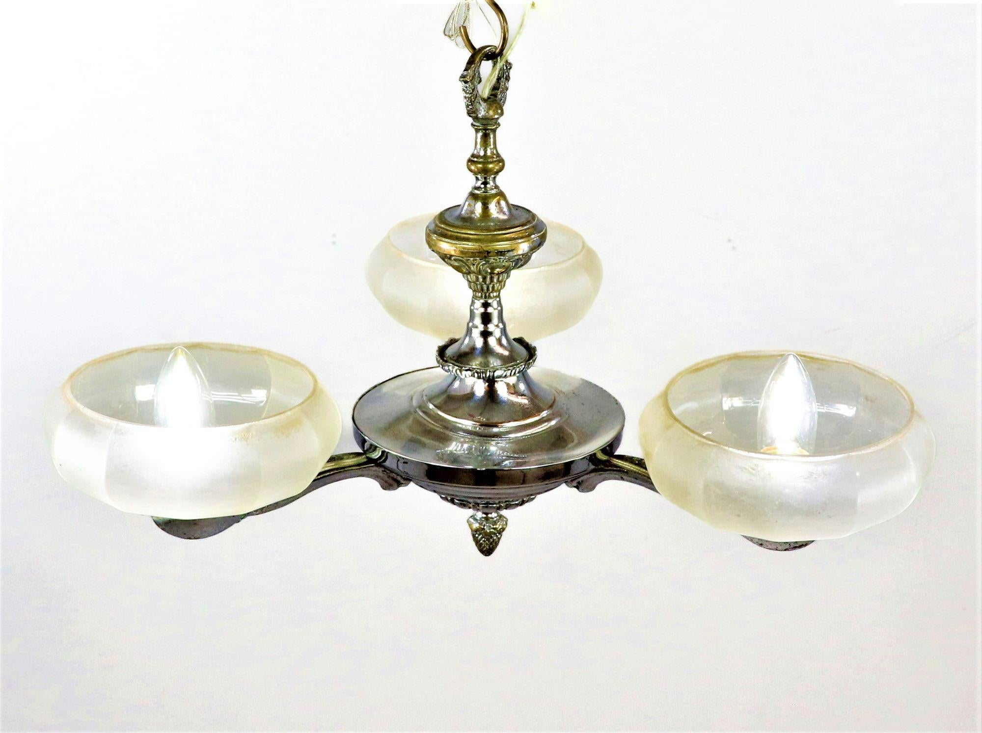 Fatto a mano Lampadario francese Art Deco in ottone cromato con paralumi in vetro ecru smerigliato in vendita