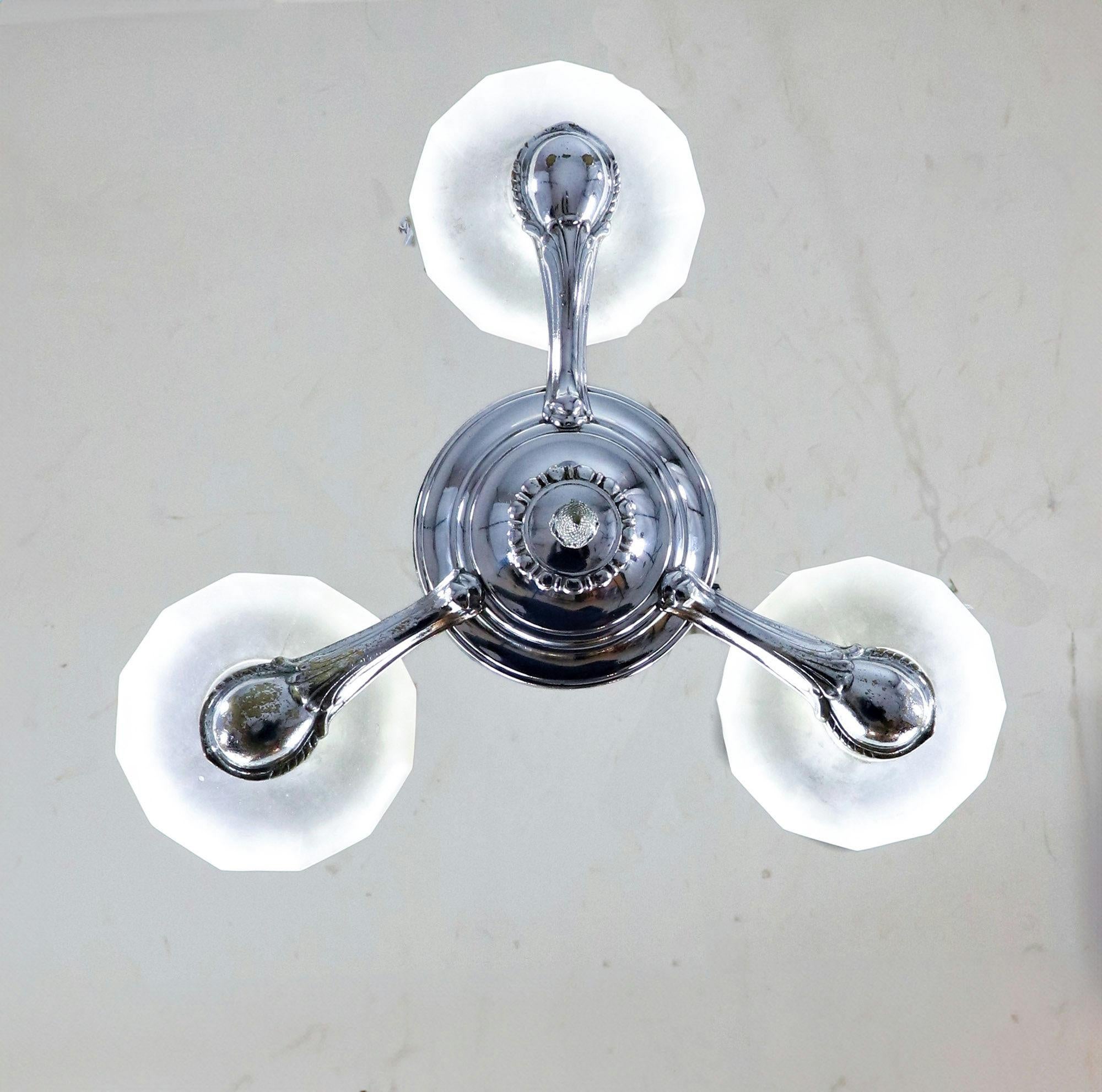 Lampadario francese Art Deco in ottone cromato con paralumi in vetro ecru smerigliato In condizioni buone in vendita a Chicago, IL