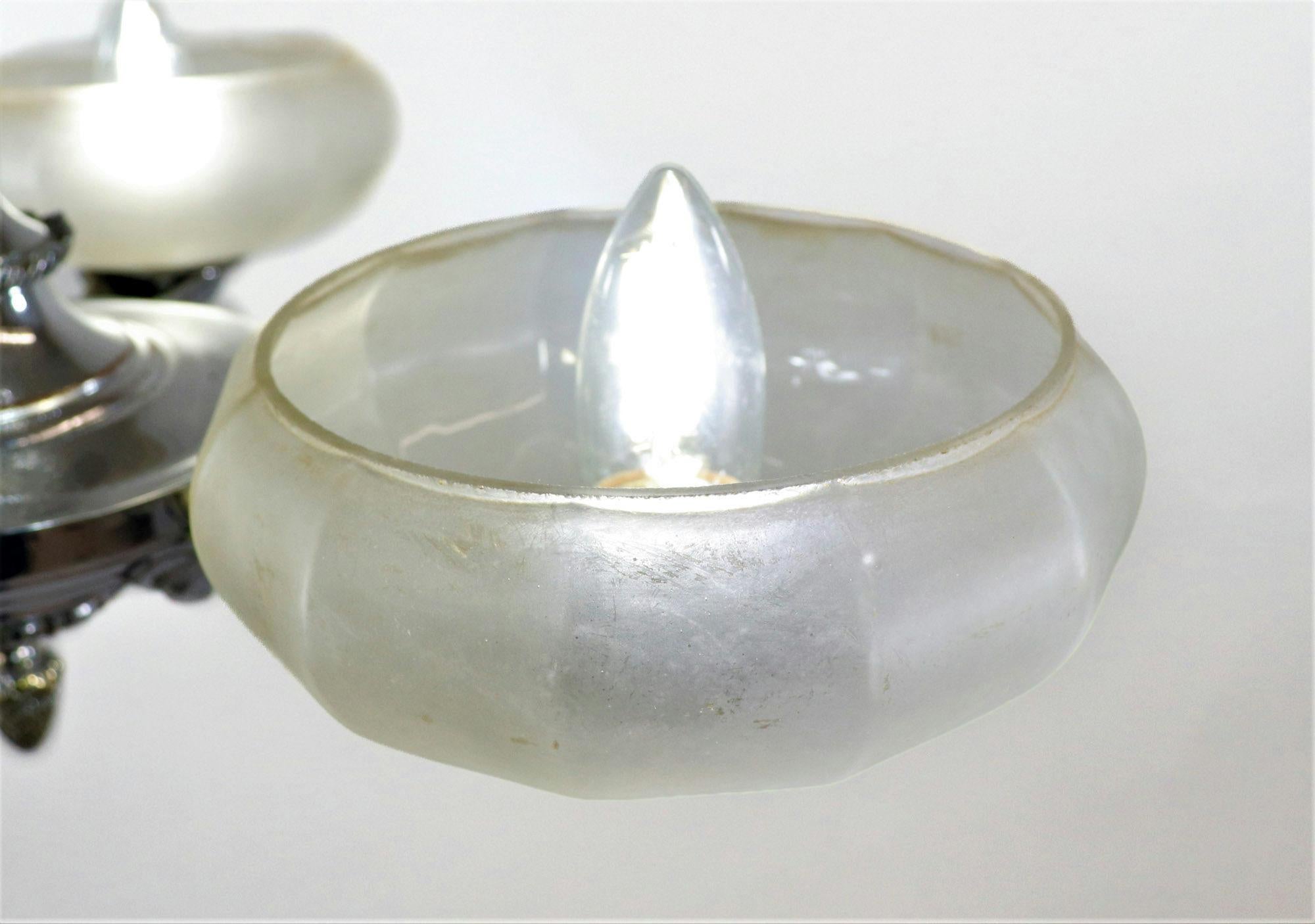 XX secolo Lampadario francese Art Deco in ottone cromato con paralumi in vetro ecru smerigliato in vendita