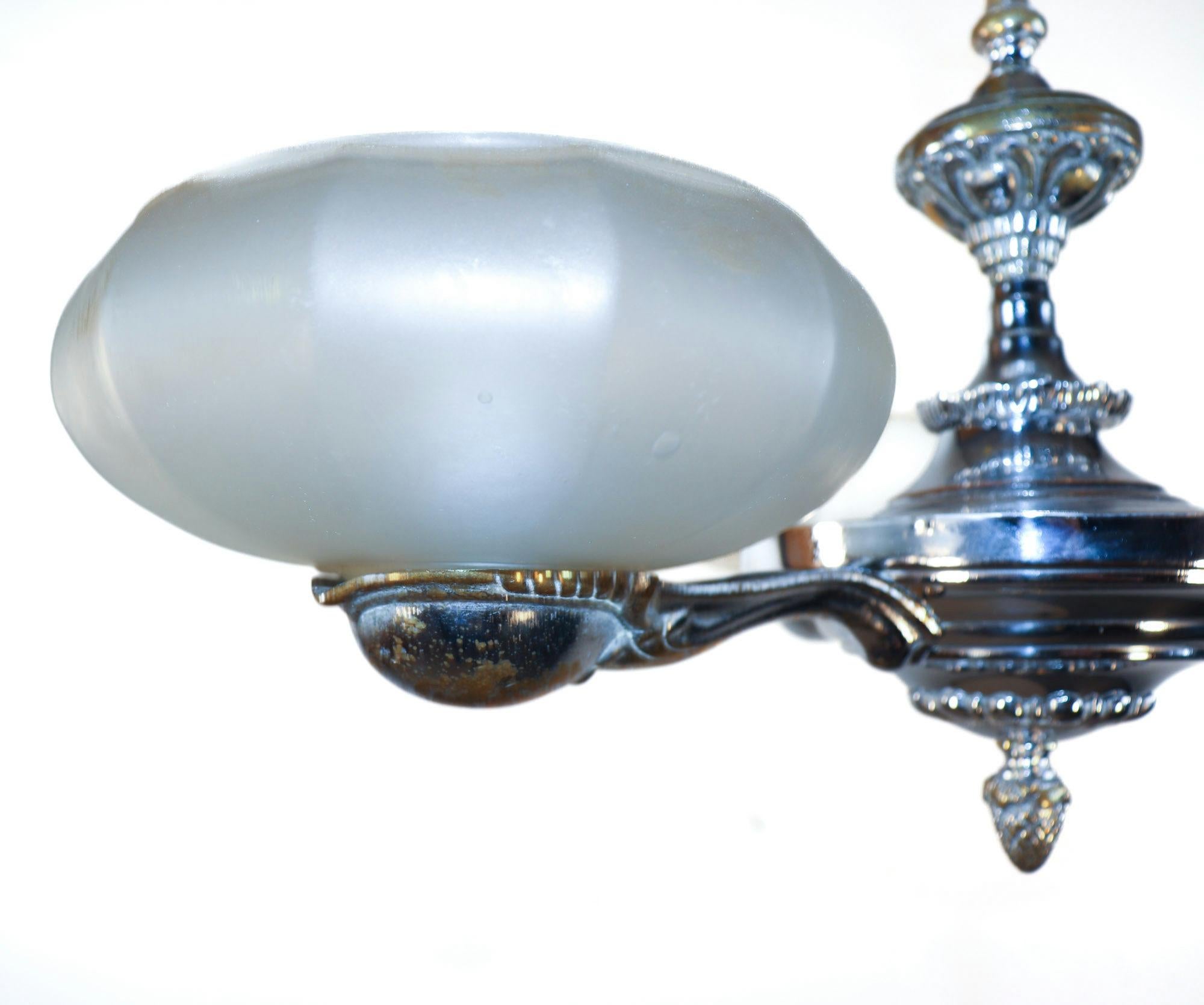 Vetro Lampadario francese Art Deco in ottone cromato con paralumi in vetro ecru smerigliato in vendita