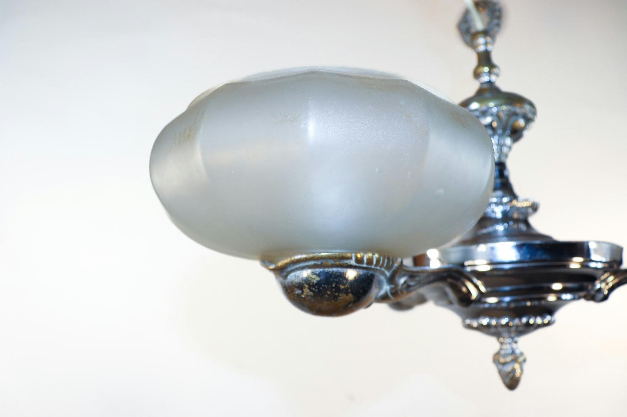 Lampadario francese Art Deco in ottone cromato con paralumi in vetro ecru smerigliato in vendita 1