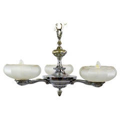 Lustre Art déco français en laiton chromé avec abat-jours en verre écru dépoli