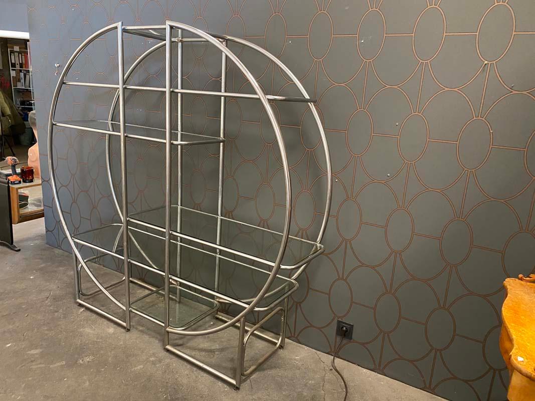 This Art Deco shelf is a real Classic among the chrome-plated tubular steel furniture of the golden 1920s. The shelf, which can also be used wonderfully as a room divider, has glass shelves in different sizes at a total of six different heights. The