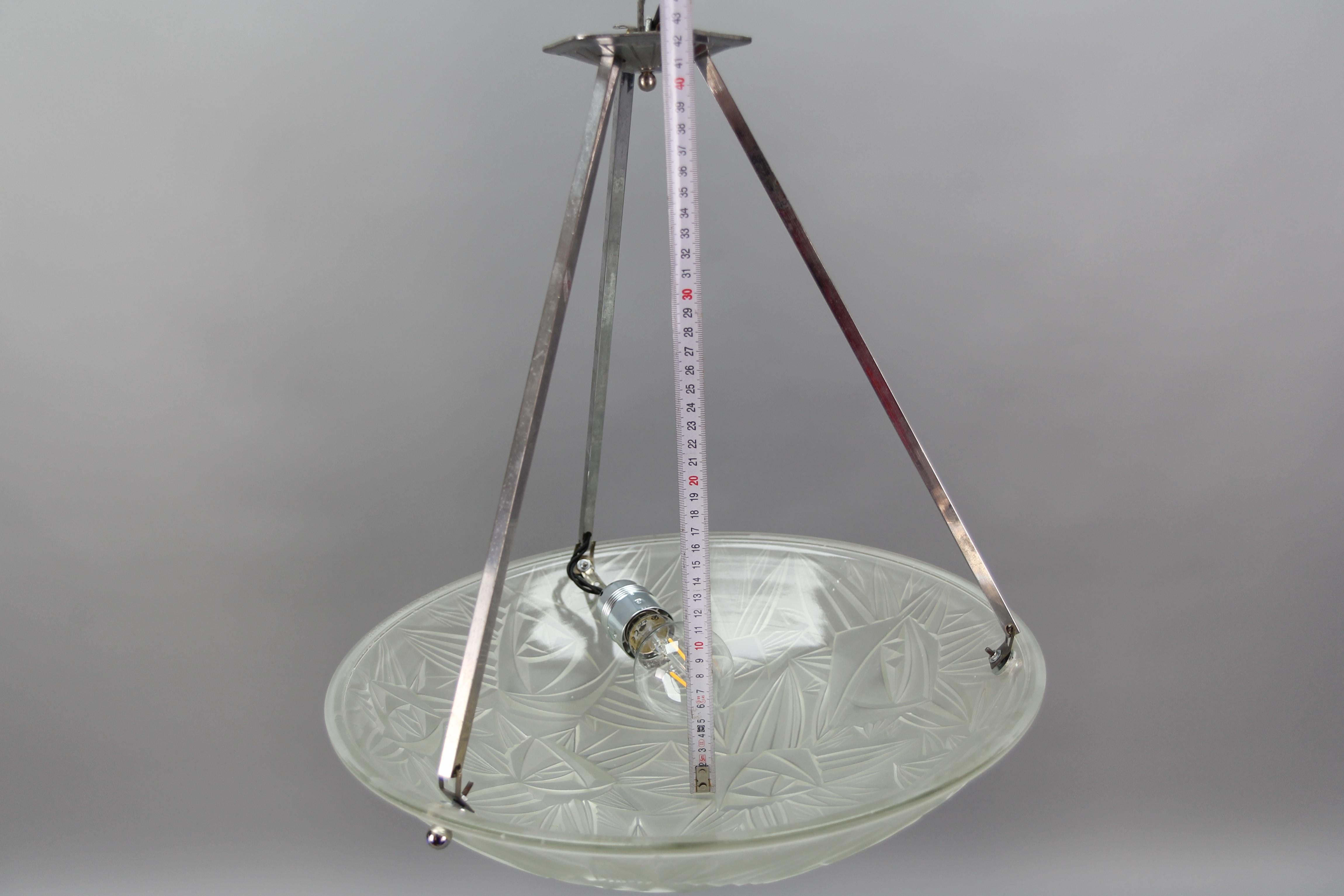 Französische Art-Déco-Pendelleuchte aus verchromtem Messing und mattiertem Glas von Noverdy, 1930er Jahre im Angebot 5