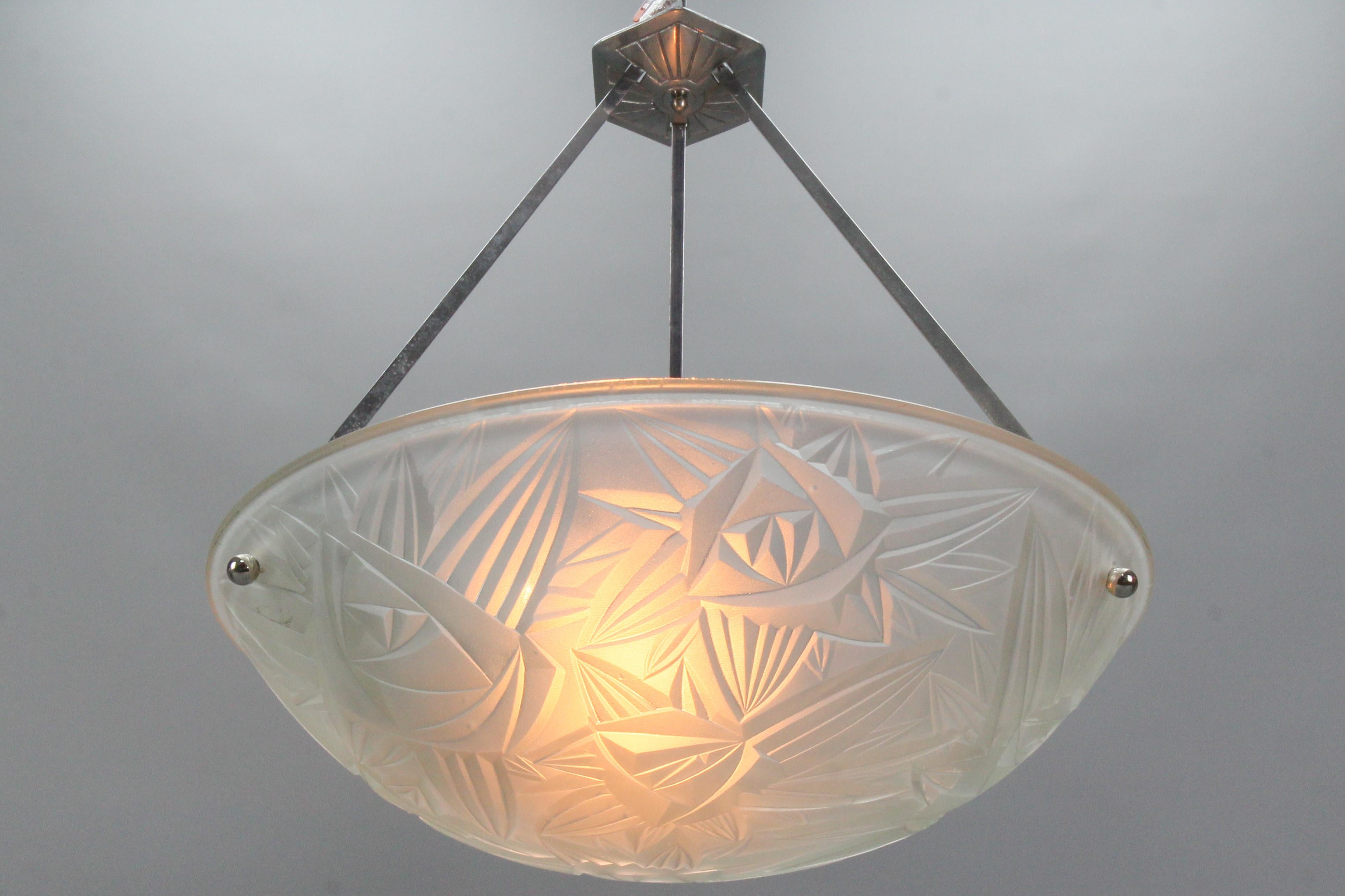 French Art Deco Chromed Brass and Frosted Glass Pendant Light by Noverdy, 1930s In Good Condition For Sale In Barntrup, DE