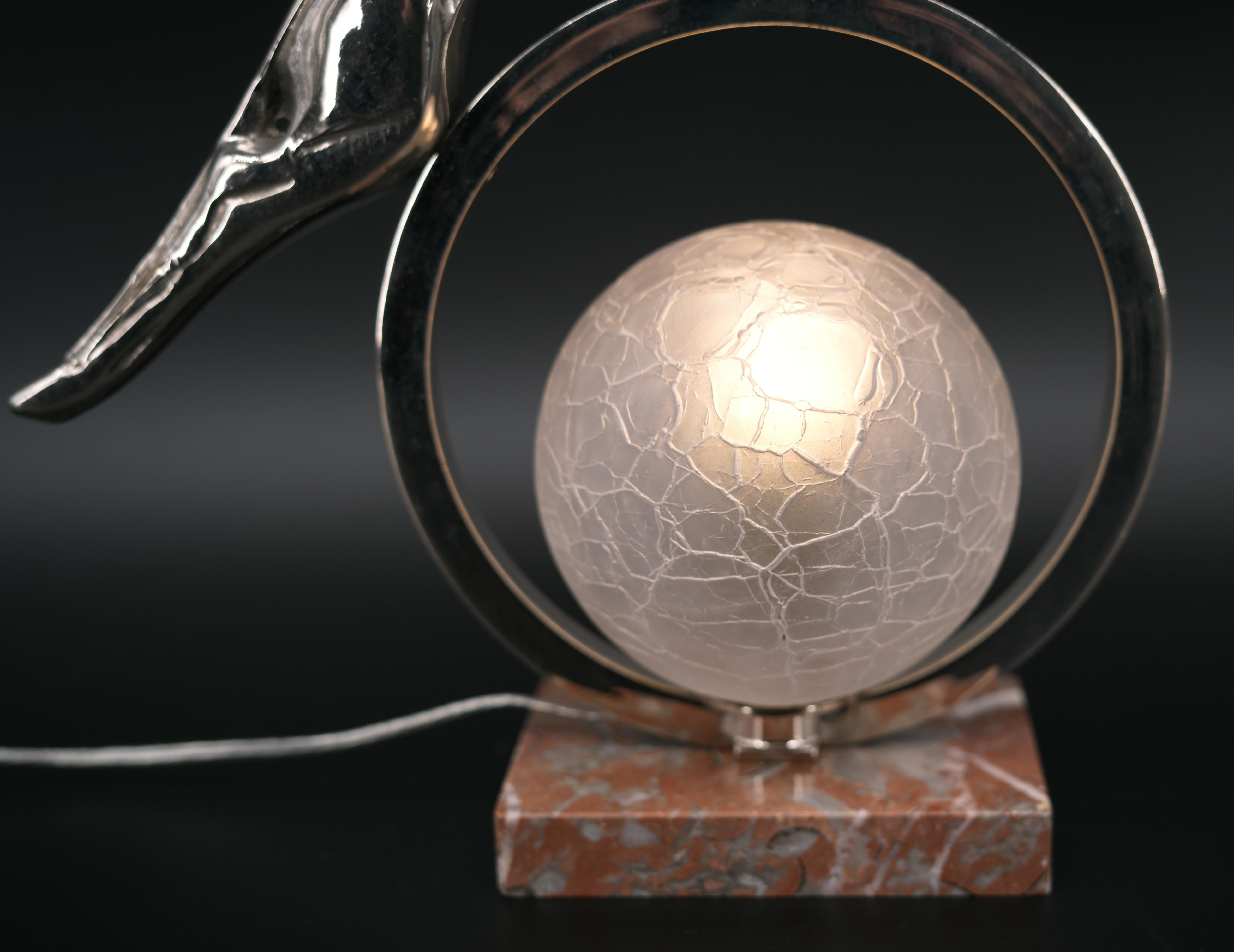 Verre Lampe de table ou lampe de nuit Art déco française chromée représentant un lévrier, 1930 en vente