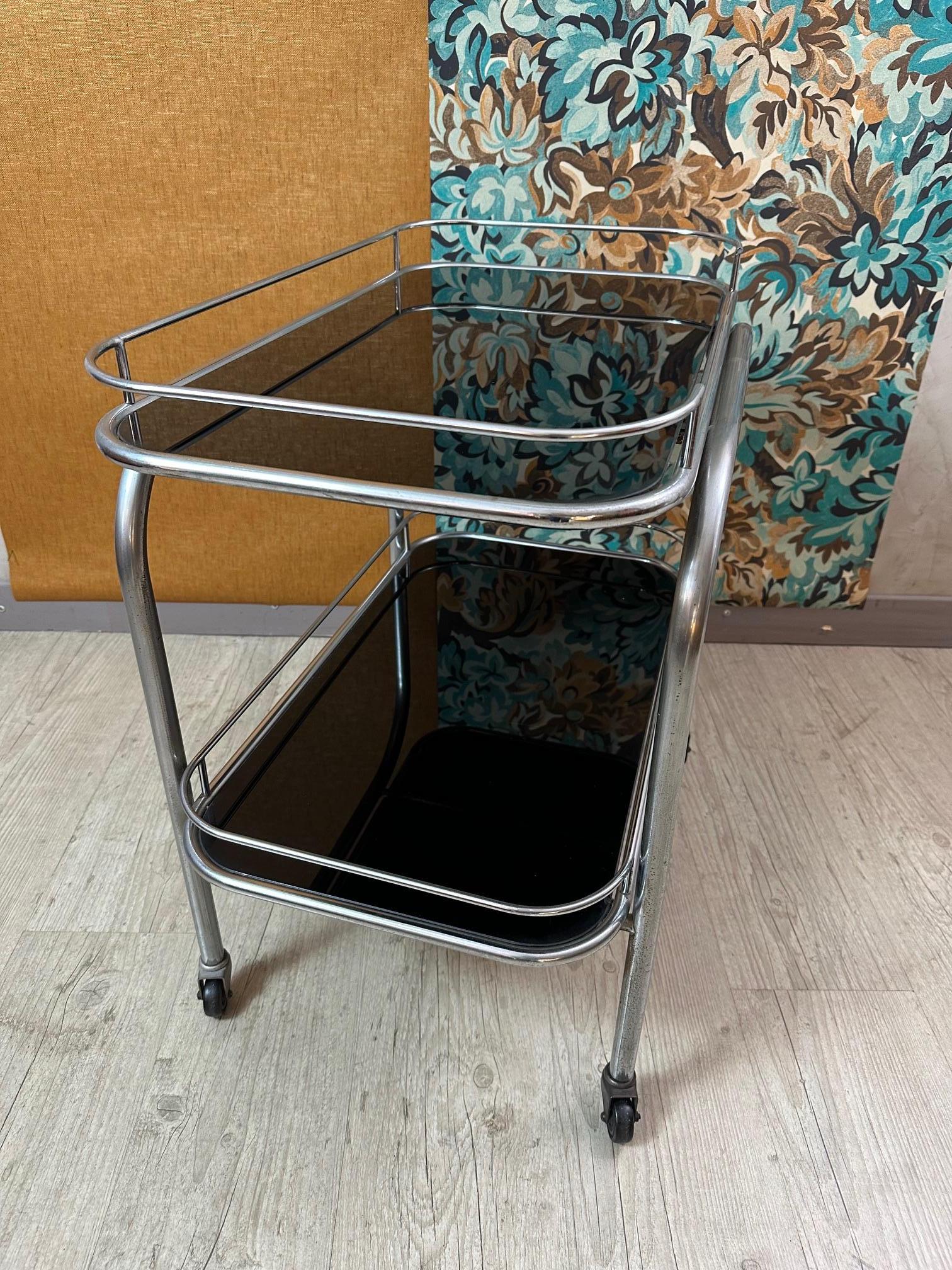 Français Chariot roulant Art Déco français en métal chromé et verre, années 1930 en vente