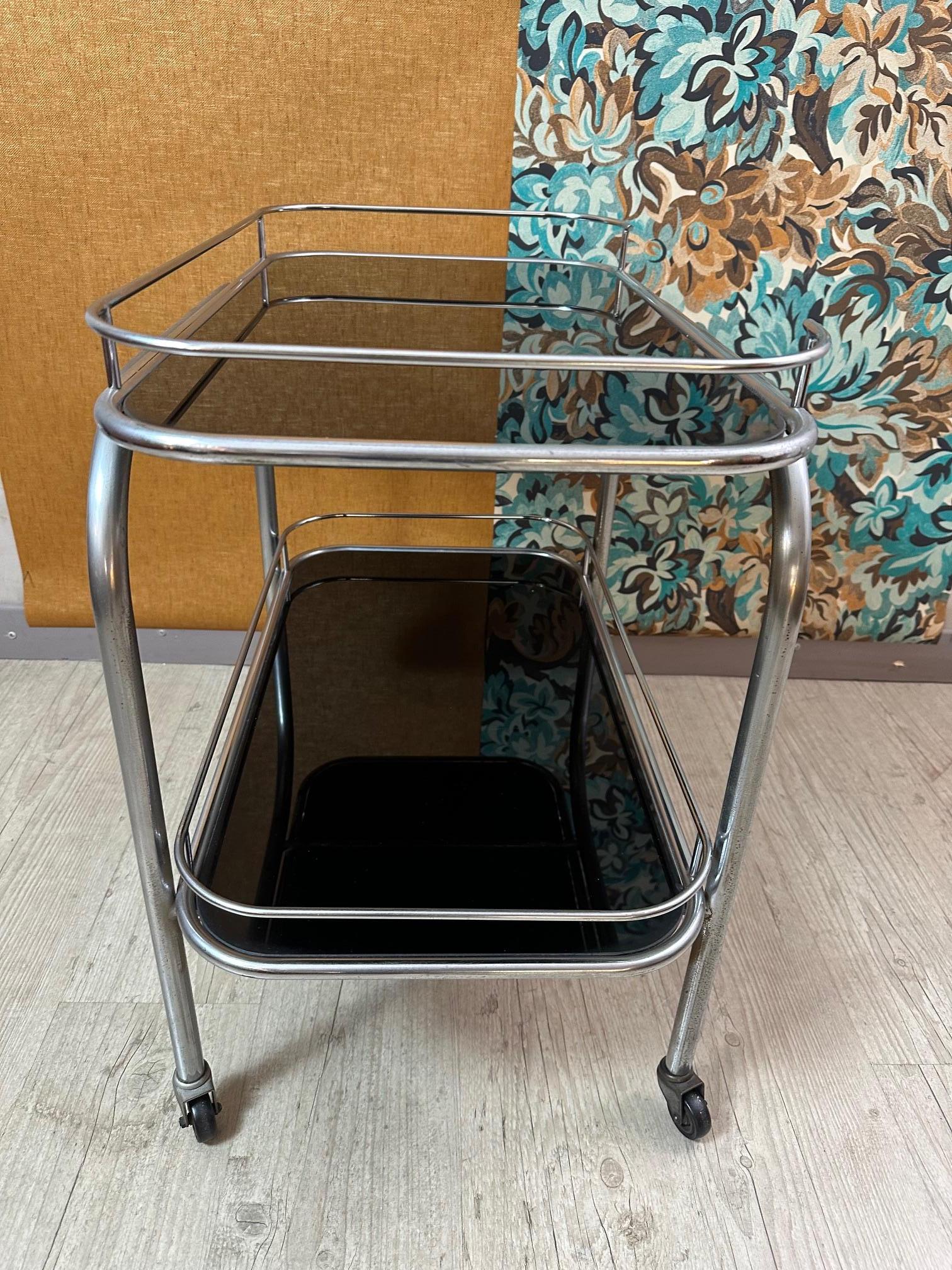 Chariot roulant Art Déco français en métal chromé et verre, années 1930 Bon état - En vente à LEGNY, FR