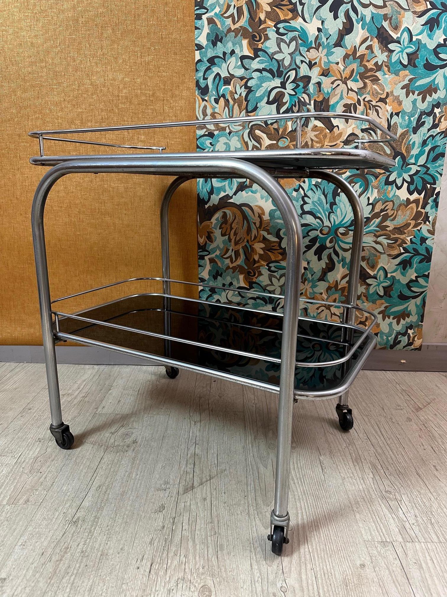 Métal Chariot roulant Art Déco français en métal chromé et verre, années 1930 en vente