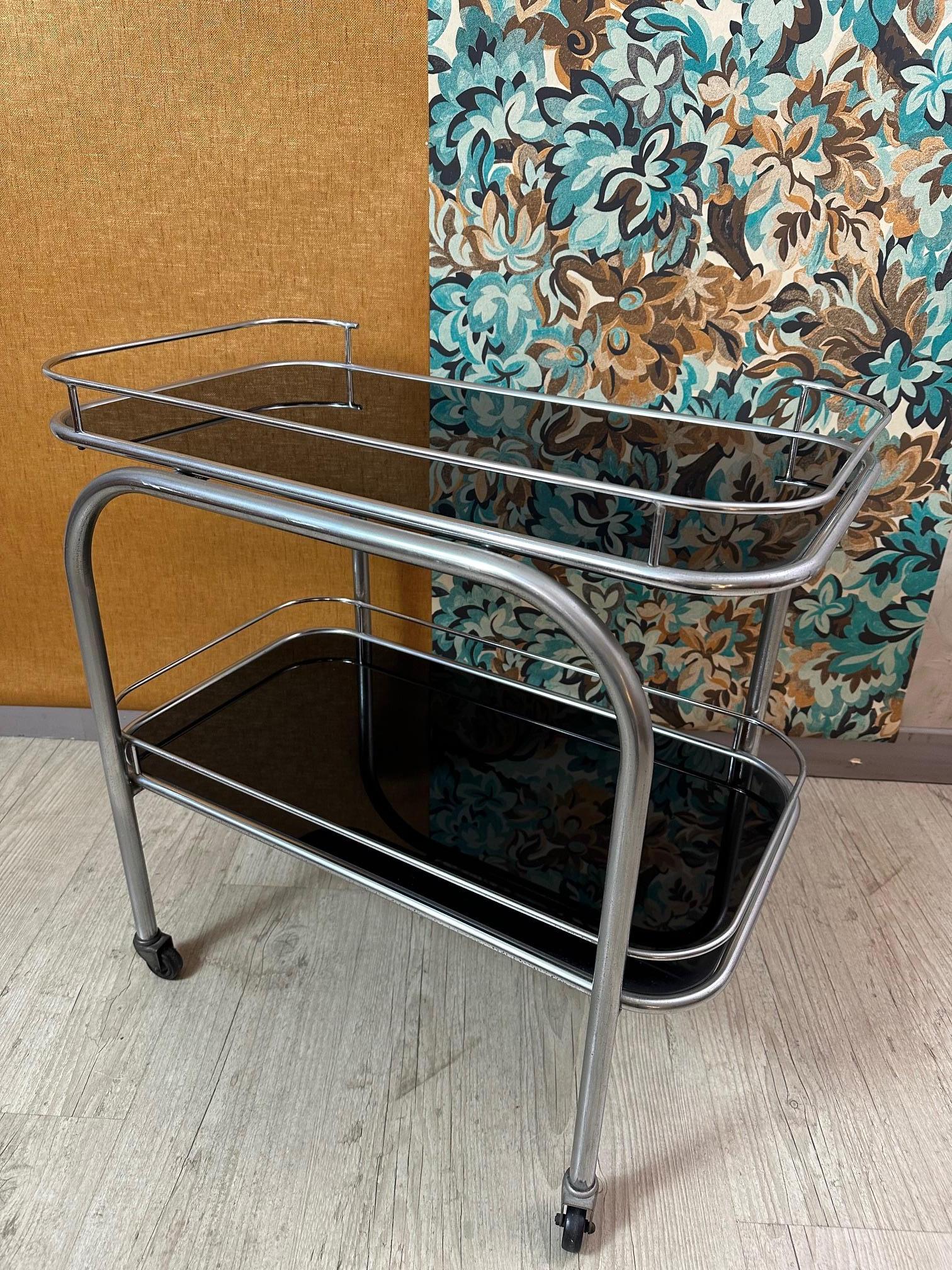 Chariot roulant Art Déco français en métal chromé et verre, années 1930 en vente 1