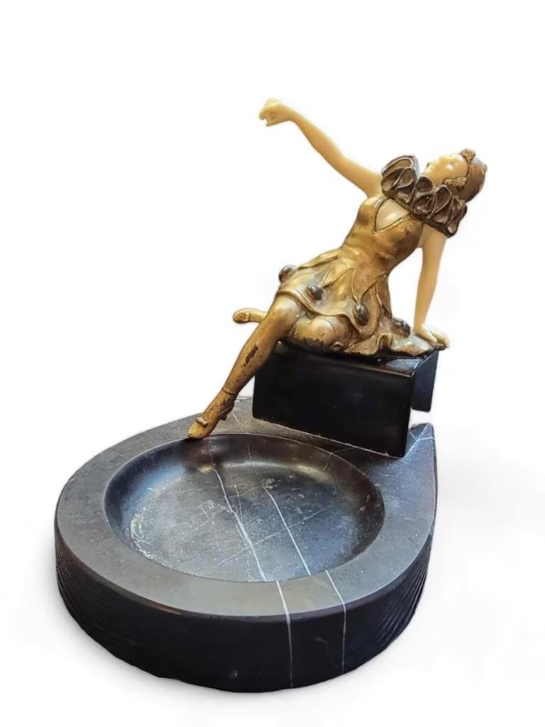 Französisch Art Deco Chryselephantine Bronze Harlekin Marmor Pedestal Aschenbecher im Angebot 5