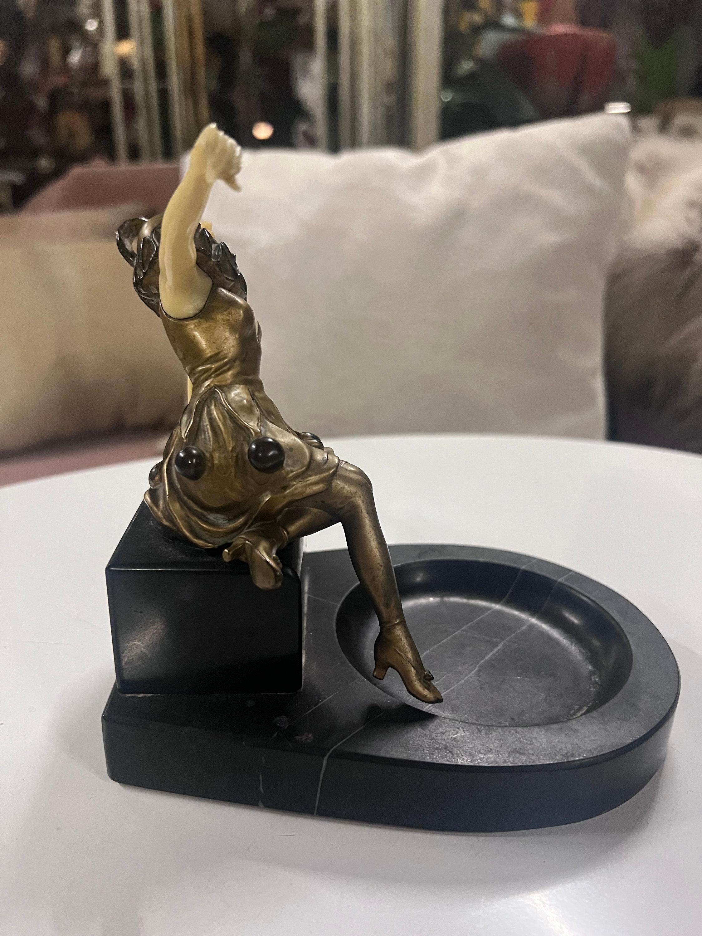 Französisch Art Deco Chryselephantine Bronze Harlekin Marmor Pedestal Aschenbecher im Zustand „Gut“ im Angebot in Chicago, IL