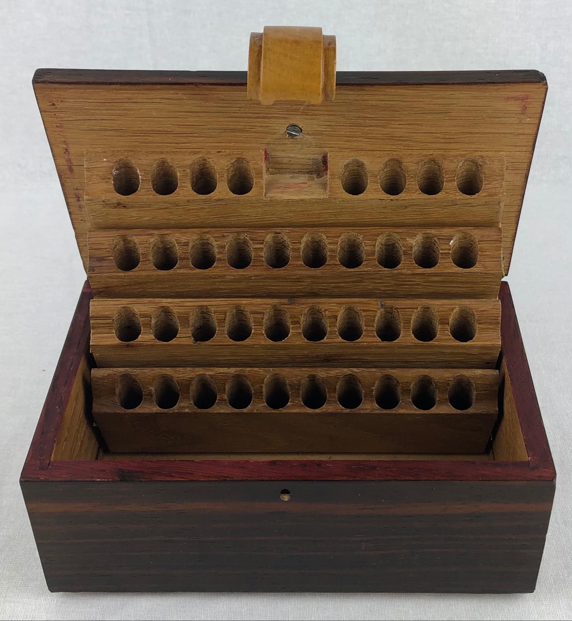 Portasigarette francese Art Deco, Francia, fine anni '30. Realizzato con pregiati legni di mogano e betulla.  Progettato dall'ebenista francese Marius Agogue Loiret.

Questa scatola molto decorativa sarebbe perfetta su una scrivania come portapenne
