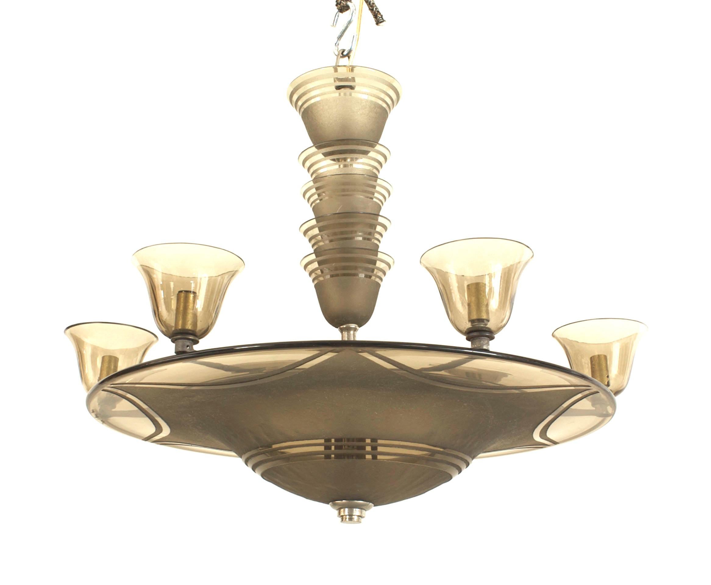 Lampadario a cupola in vetro fumé in stile Art Déco francese (1937 circa), con un disegno circolare inciso all'acido che sostiene 6 paralumi e un palo centrale a gradini (firmato: DAUM NANCY).
  