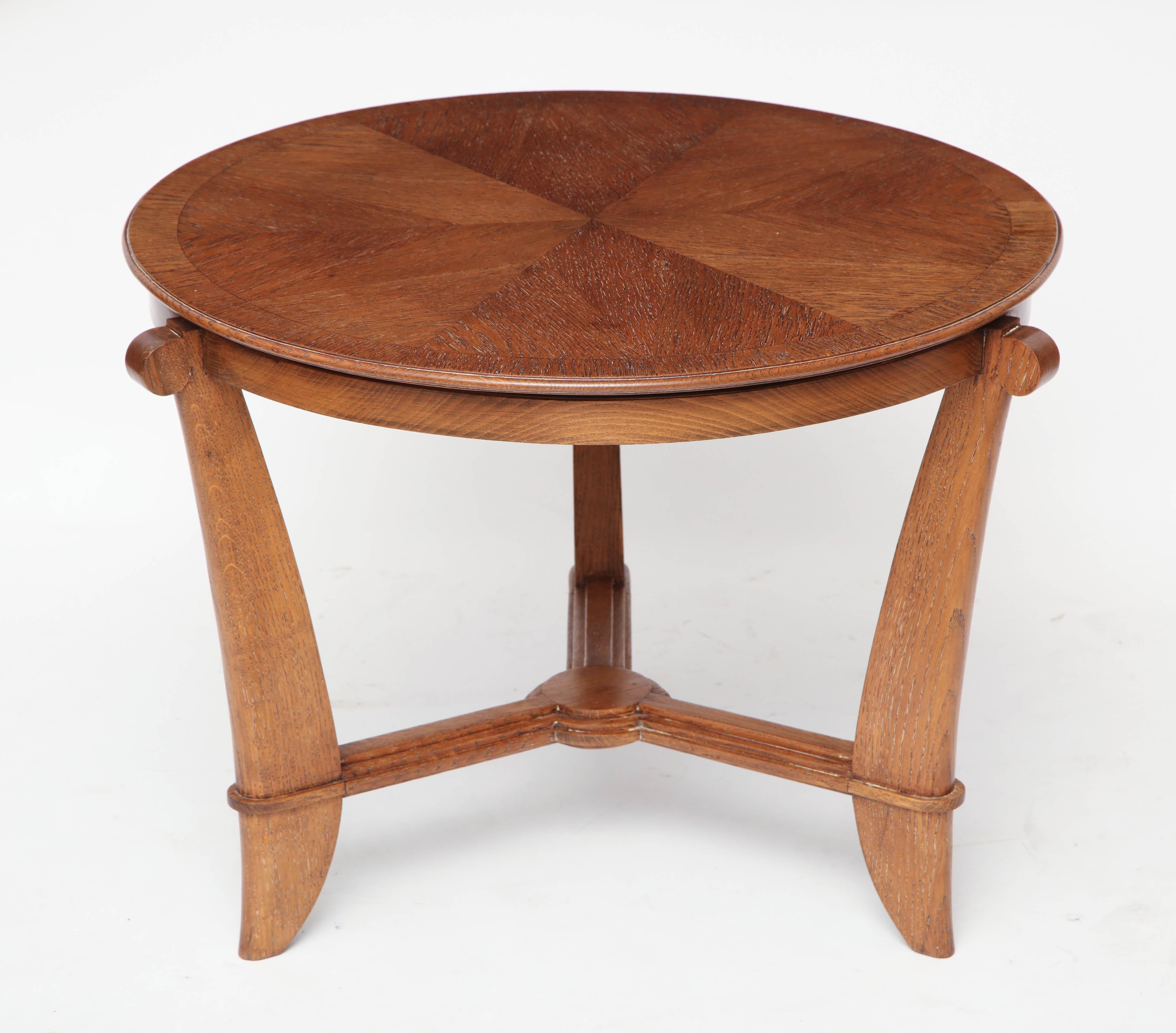 French Art Deco Circular Oak Side Table with Shaped Legs In Excellent Condition For Sale In New York, NY