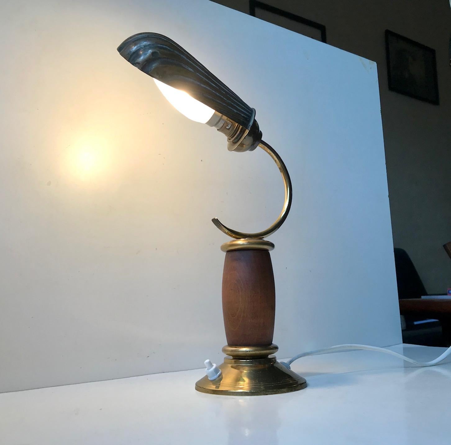 Art déco Lampe de bureau Art Déco française en forme de coquille de palourde en laiton et chêne, années 1930 en vente