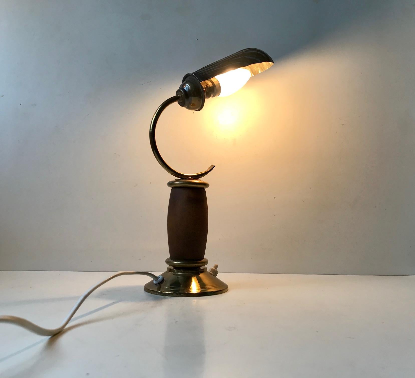 Français Lampe de bureau Art Déco française en forme de coquille de palourde en laiton et chêne, années 1930 en vente