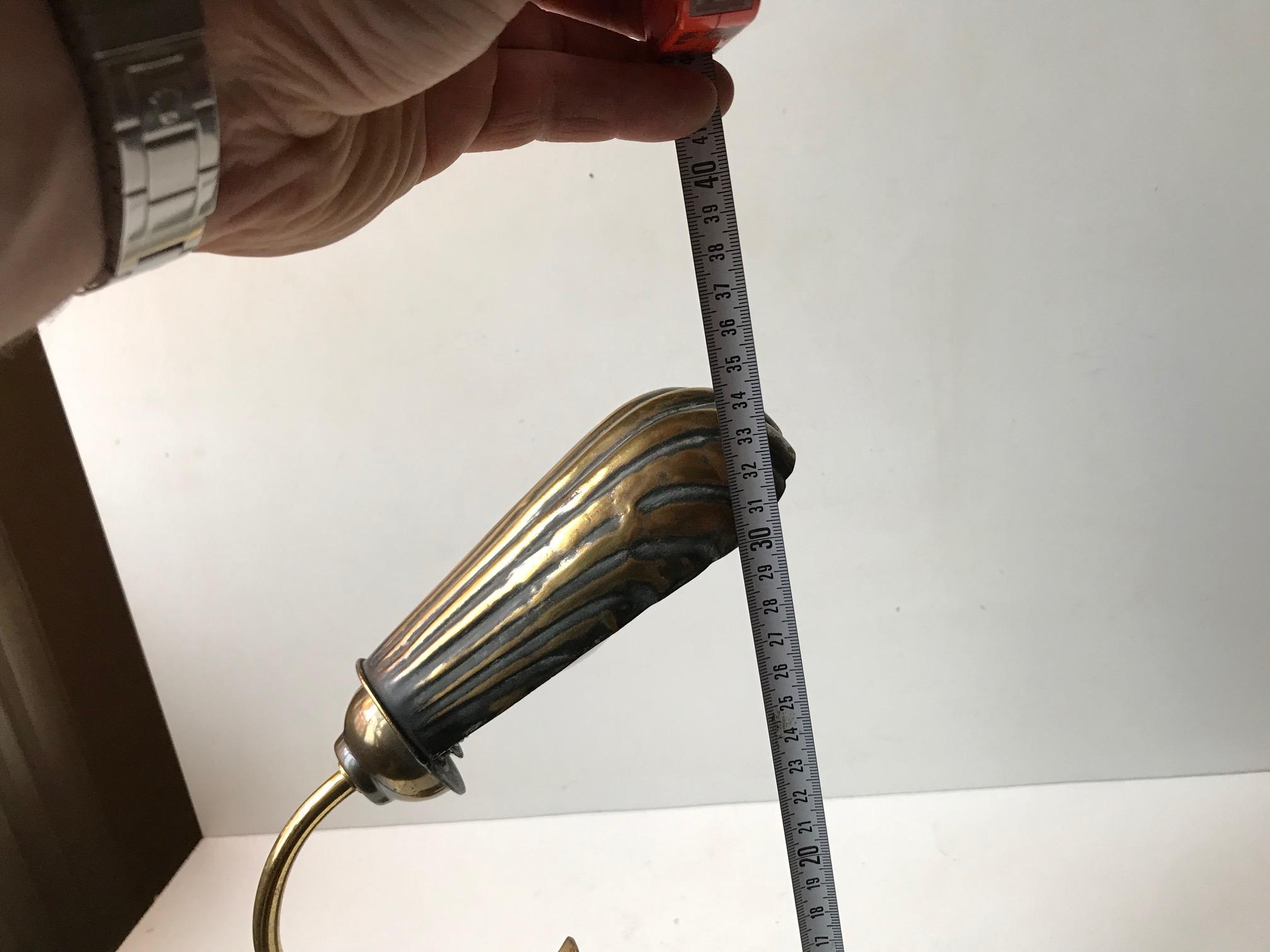 Lampe de bureau Art Déco française en forme de coquille de palourde en laiton et chêne, années 1930 Bon état - En vente à Esbjerg, DK