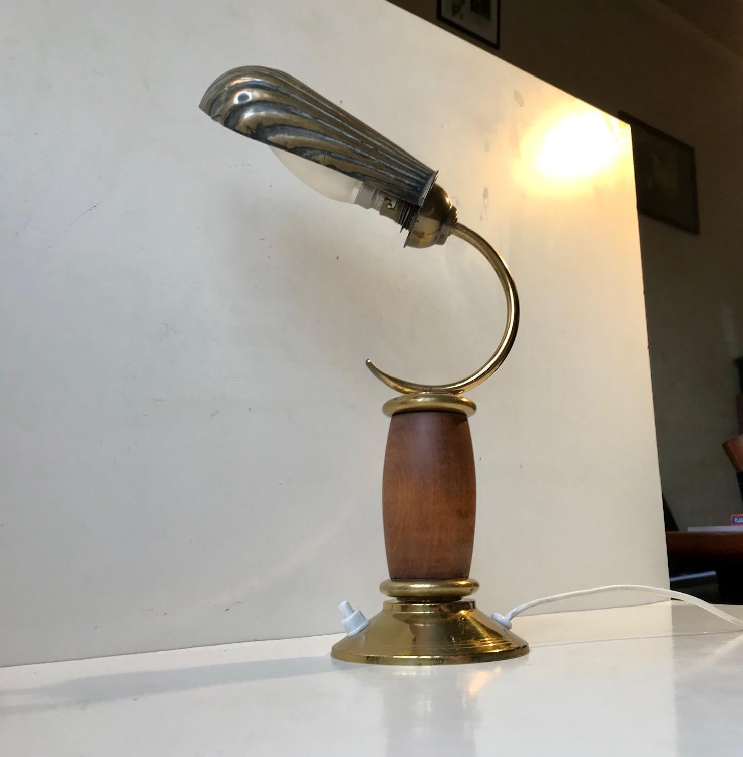 Milieu du XXe siècle Lampe de bureau Art Déco française en forme de coquille de palourde en laiton et chêne, années 1930 en vente