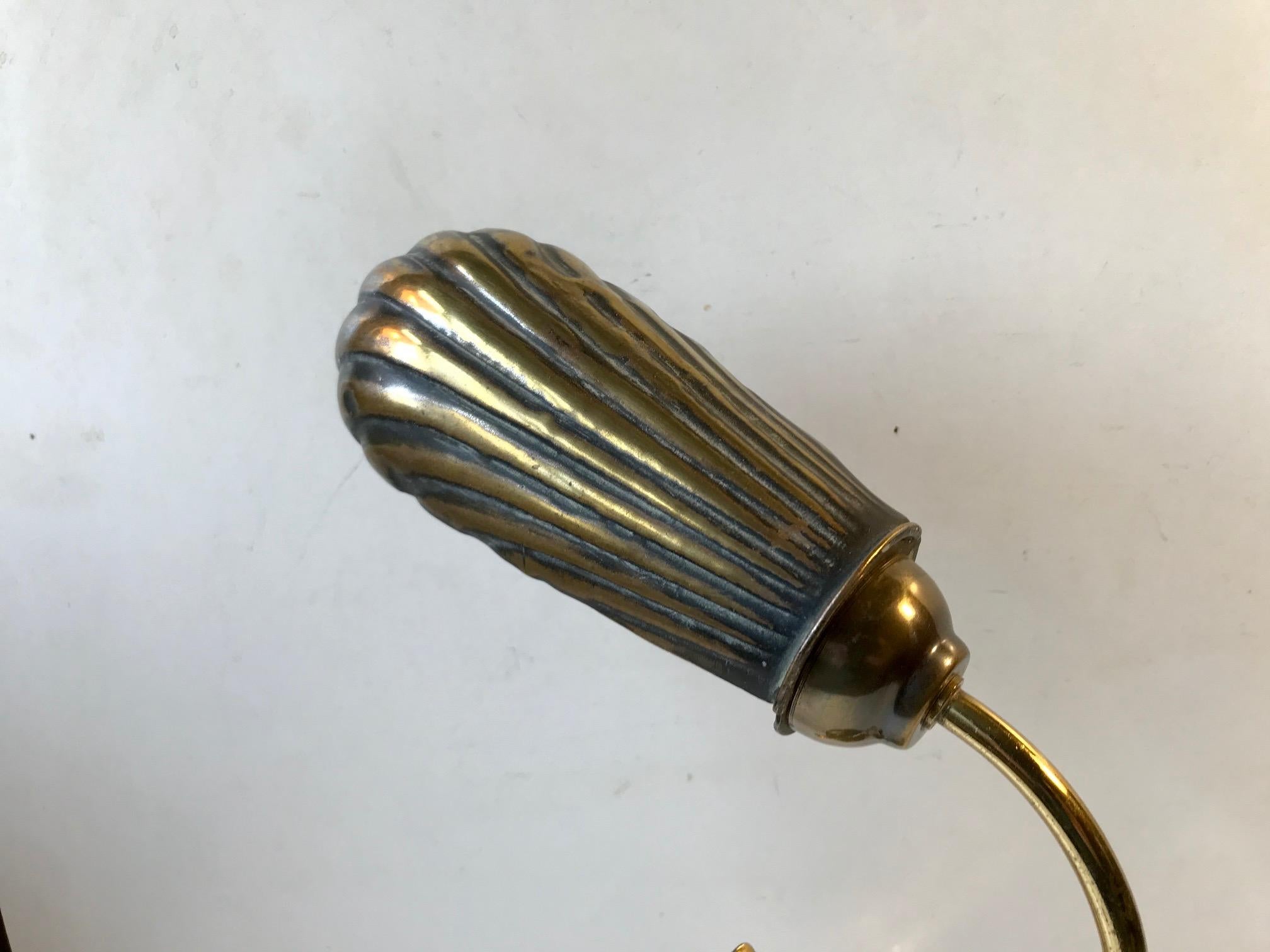 French Art Deco Clam Shell Table Light in Brass and Oak, 1930s For Sale 3