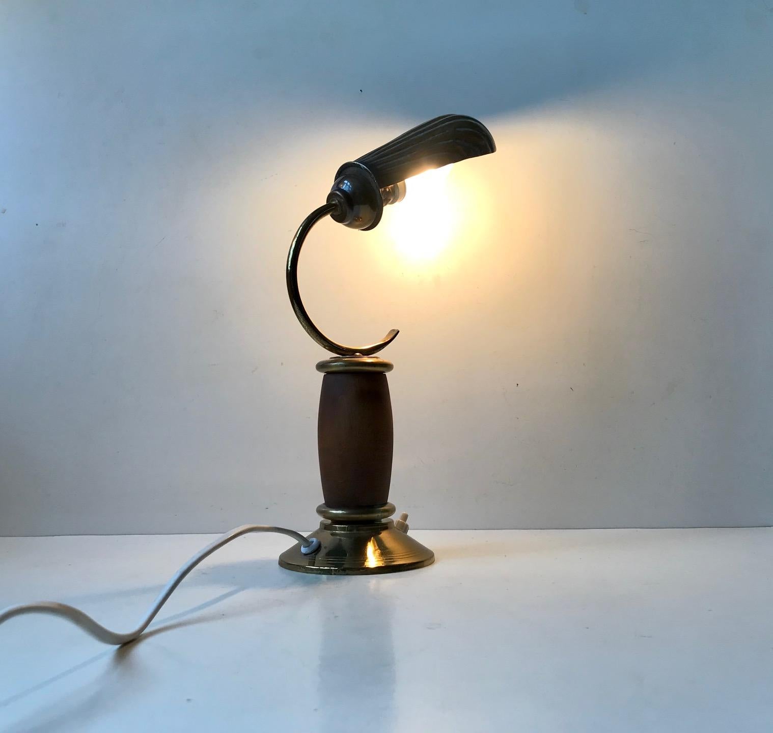 Lampe de bureau Art Déco française en forme de coquille de palourde en laiton et chêne, années 1930 en vente 1