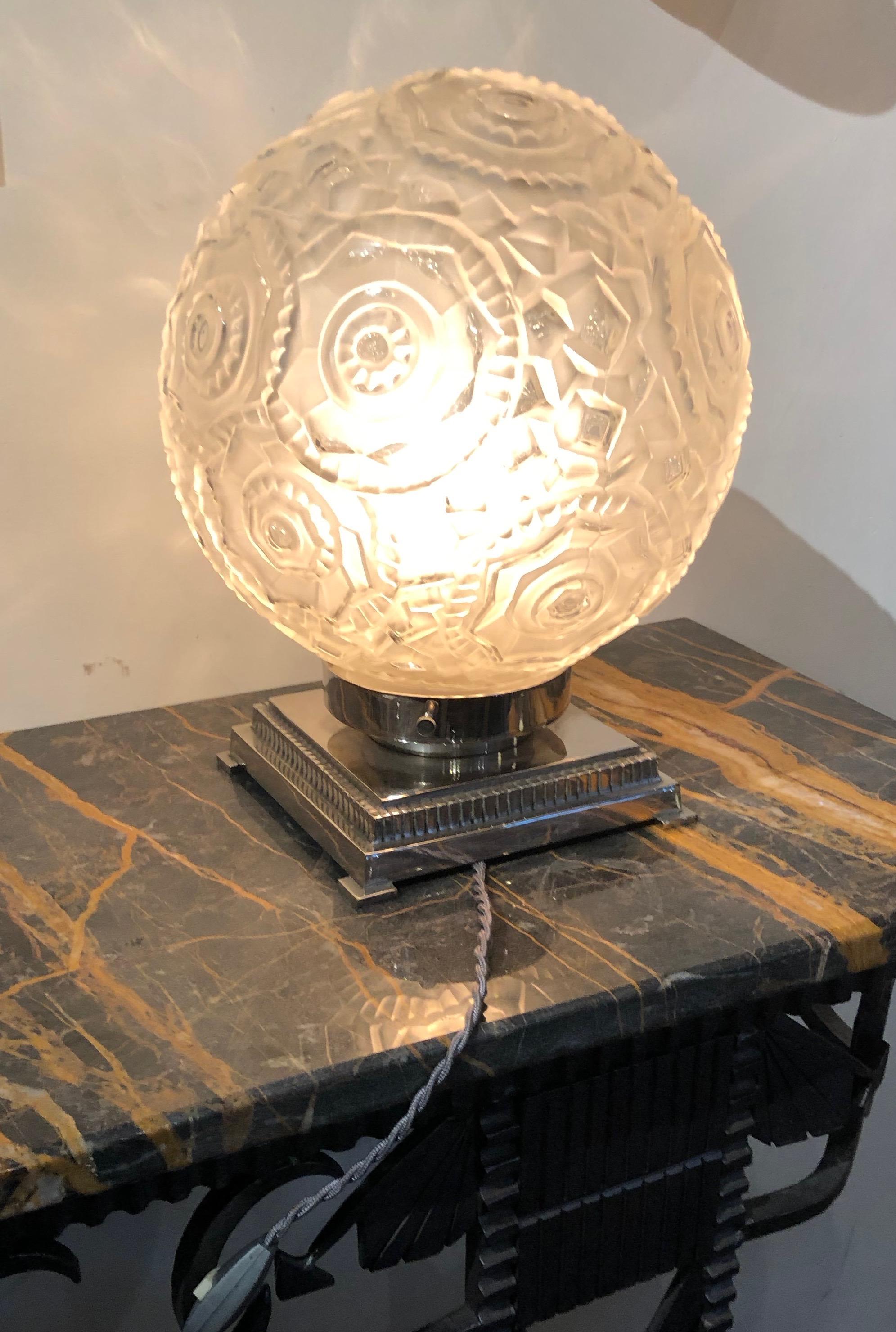 Sabino style Art Deco glass, rare, unusual, but unsigned. French Art Deco art glass on nickel metal base. Modern design of stylized circles on high relief, excellent quality nickel plated brass metal. New cloth wiring with original French bayonet