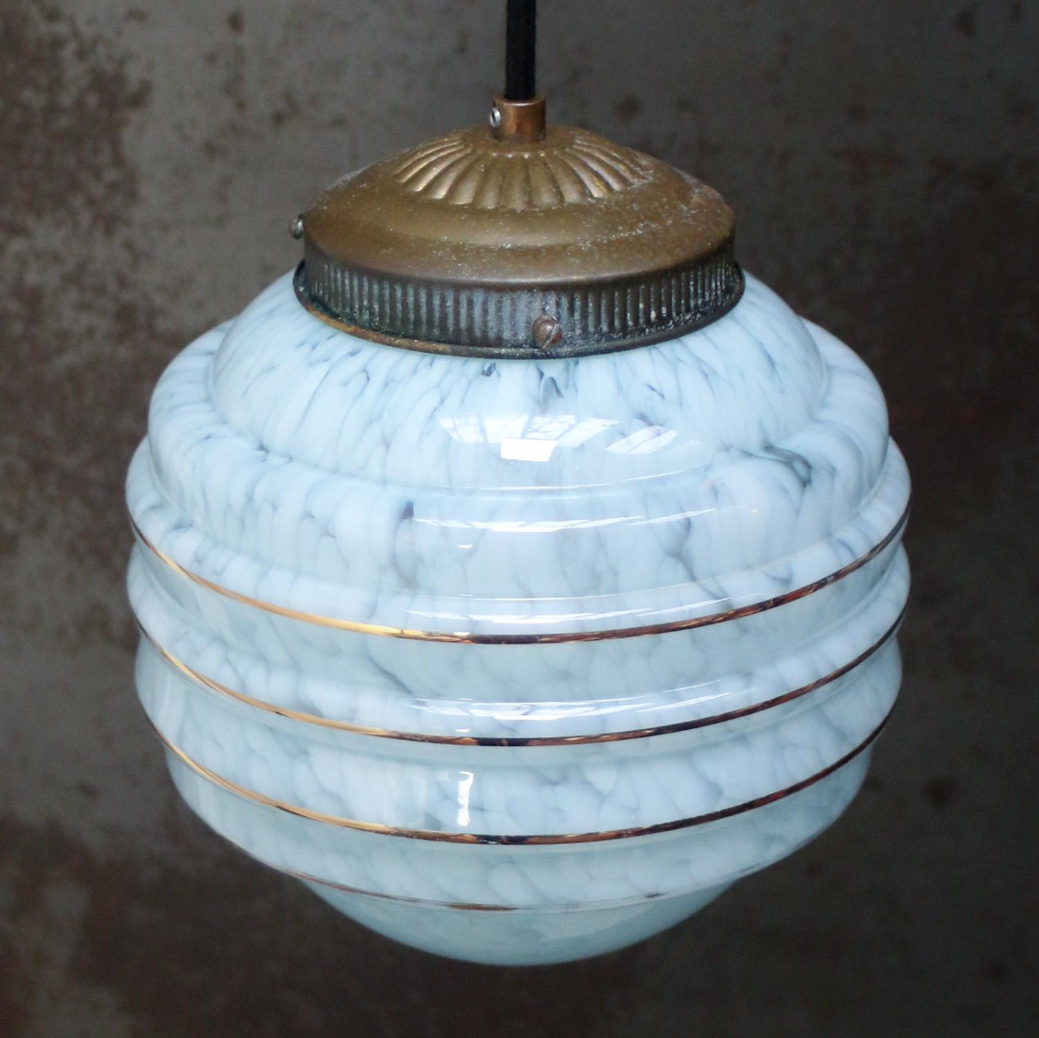 French Art Deco “Clichy” Blue Gold Striped Reeded Glass Pendant Light In condizioni buone in vendita a Amsterdam, NL