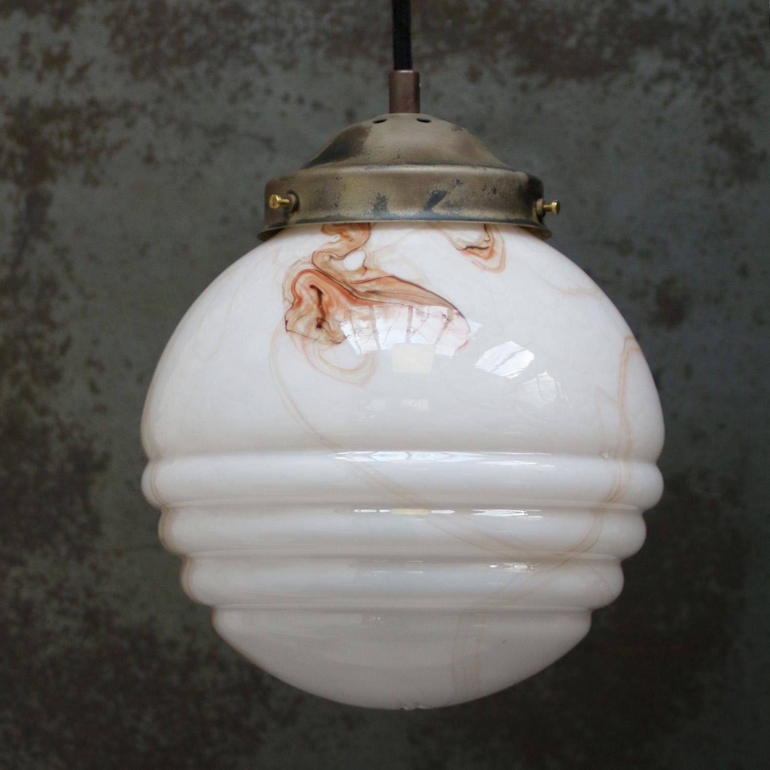 Français Lampe suspendue en verre marbré 