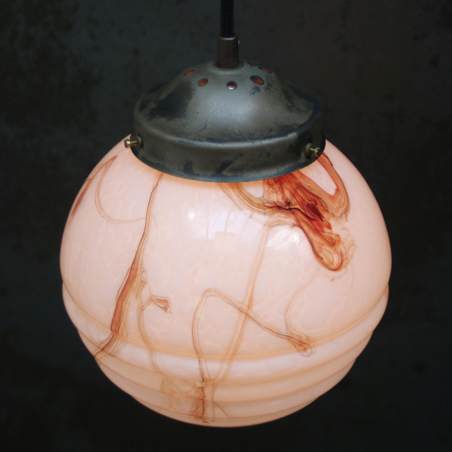 20ième siècle Lampe suspendue en verre marbré 