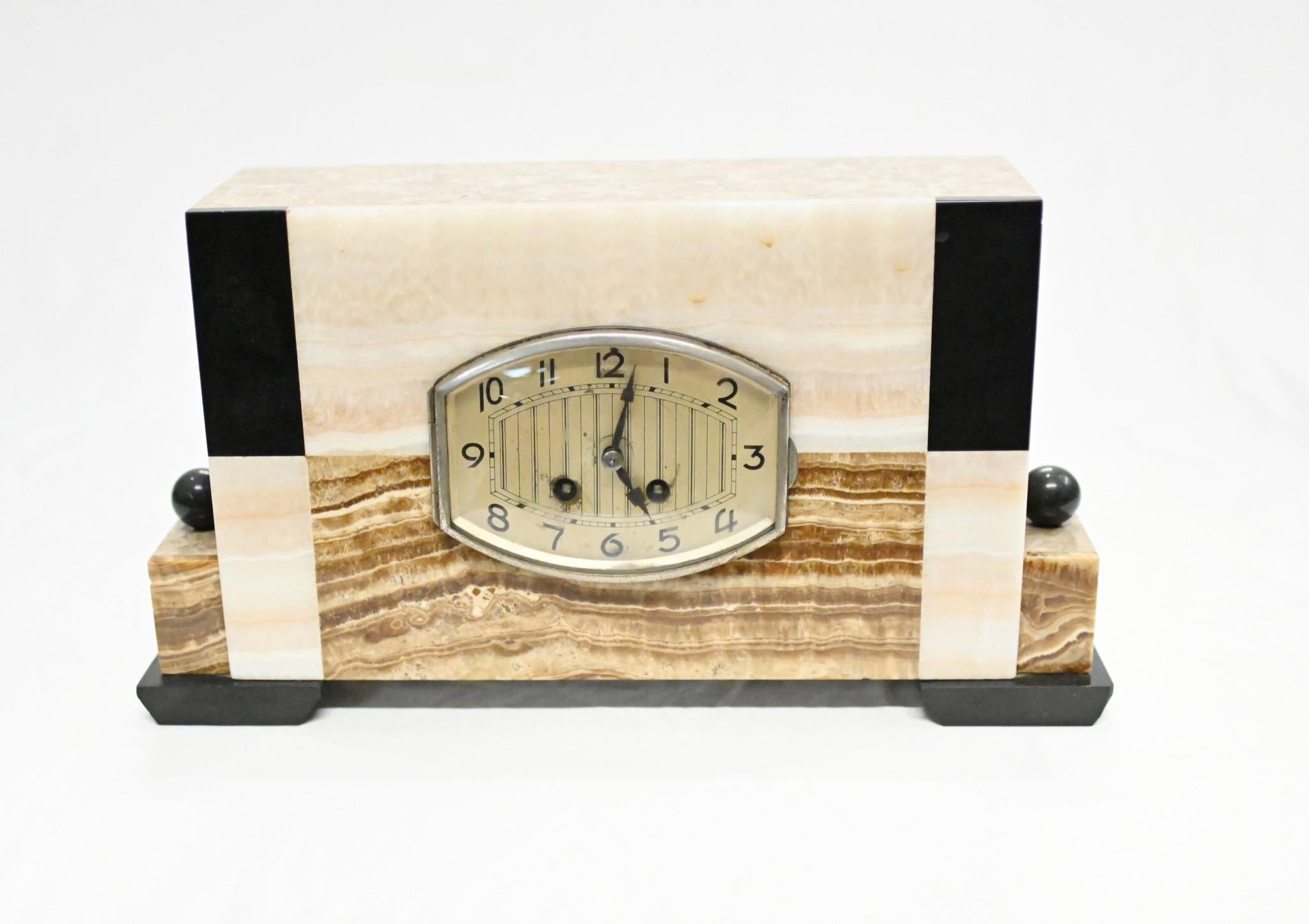 Französische Art-déco-Uhr mit hohem Sammlerwert
CIRCA 1930, also Art déco der Zeit
Klassisches symmetrisches Design mit den verschiedenfarbigen Murmeln
Gekauft bei einem Händler am Marche Biron auf dem Pariser Antiquitätenmarkt
Angeboten in großer