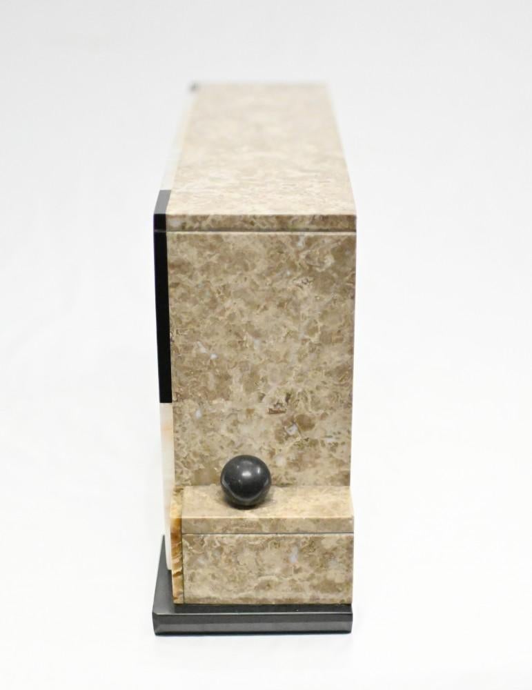 Horloge de cheminée Art déco française en marbre Bon état - En vente à Potters Bar, GB