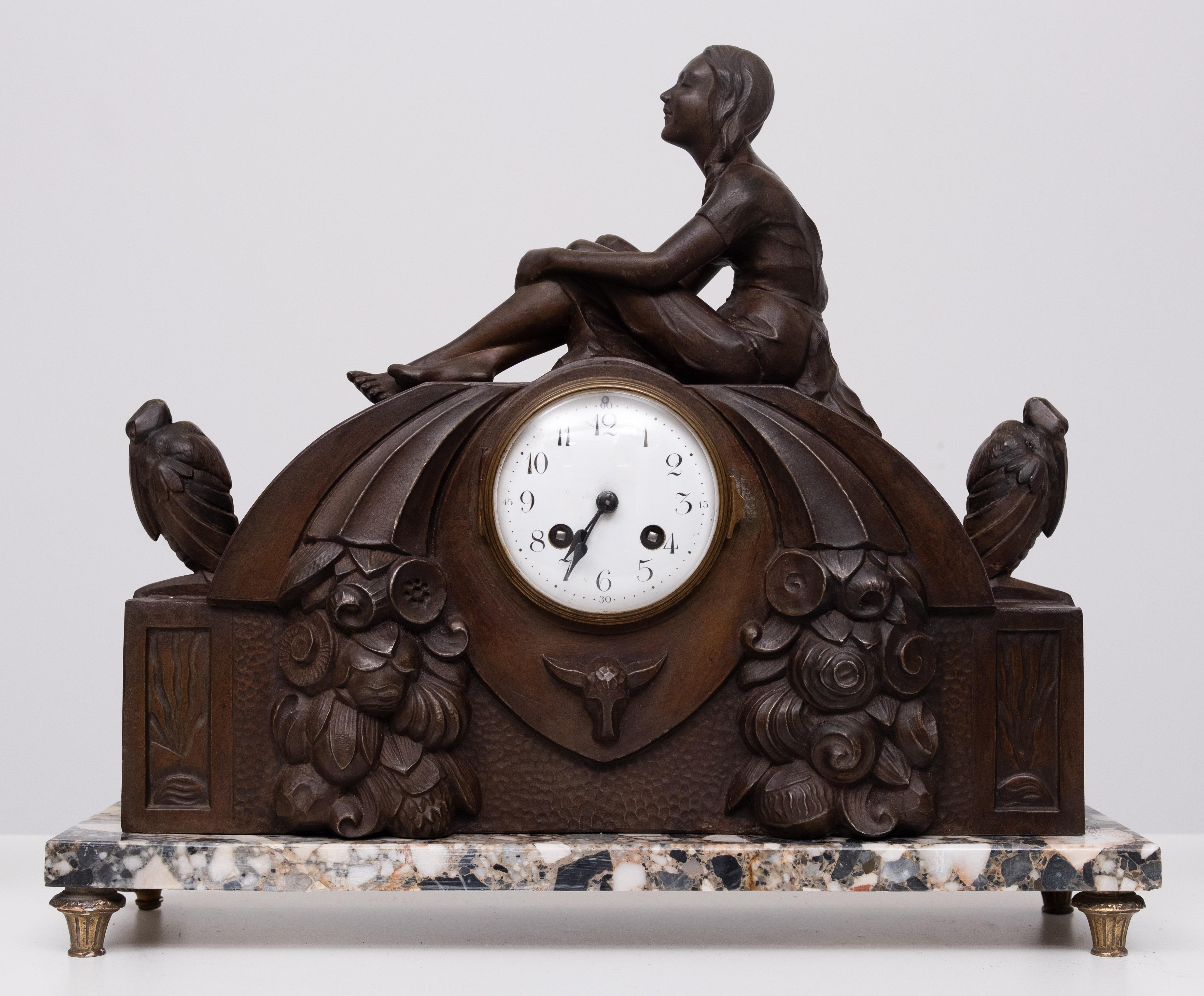 Un maravilloso reloj francés Art Déco. No puedo decidir qué me gusta más, si el reloj o los estilizados pájaros del Deco francés .  No puedo decidirme, debes pensar por los dos Es una pieza maravillosa con guarnición s a juego. El material es metal